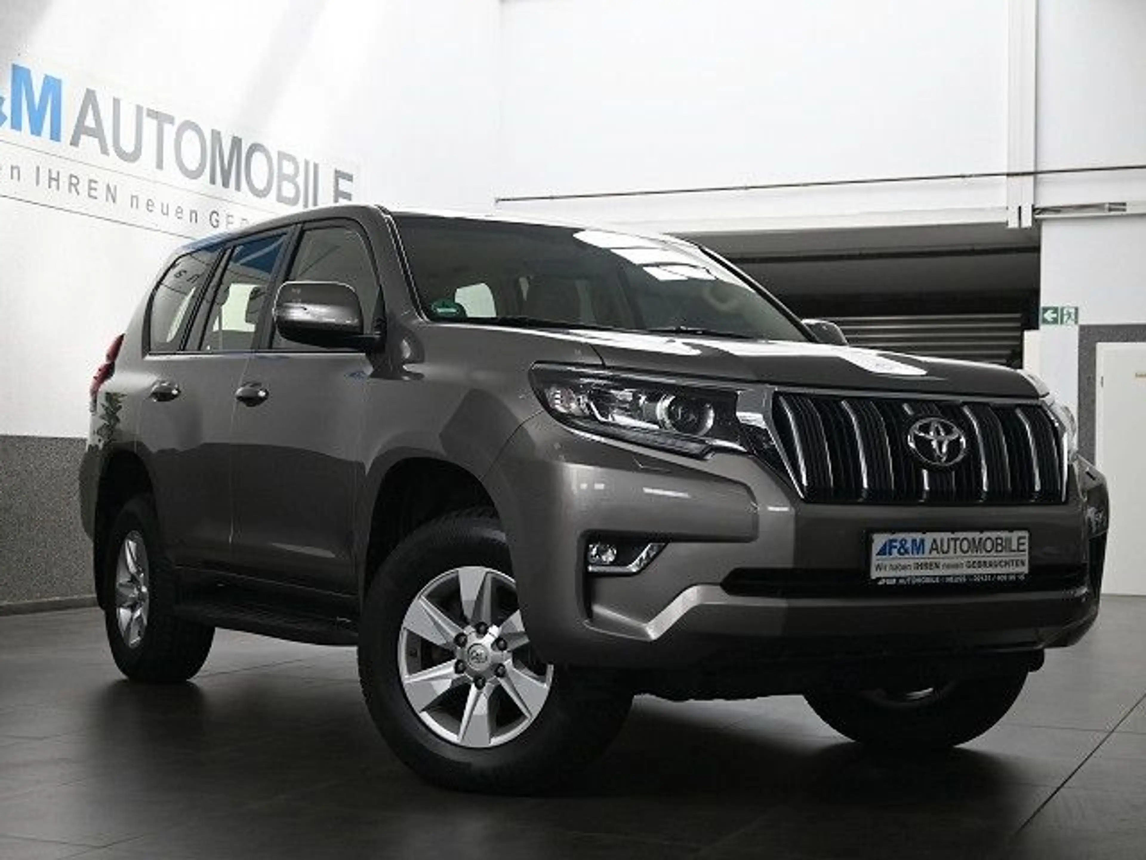 Toyota Land Cruiser 2.8 D-4D Auto. Klima AHK Alu Kamera — photo 3