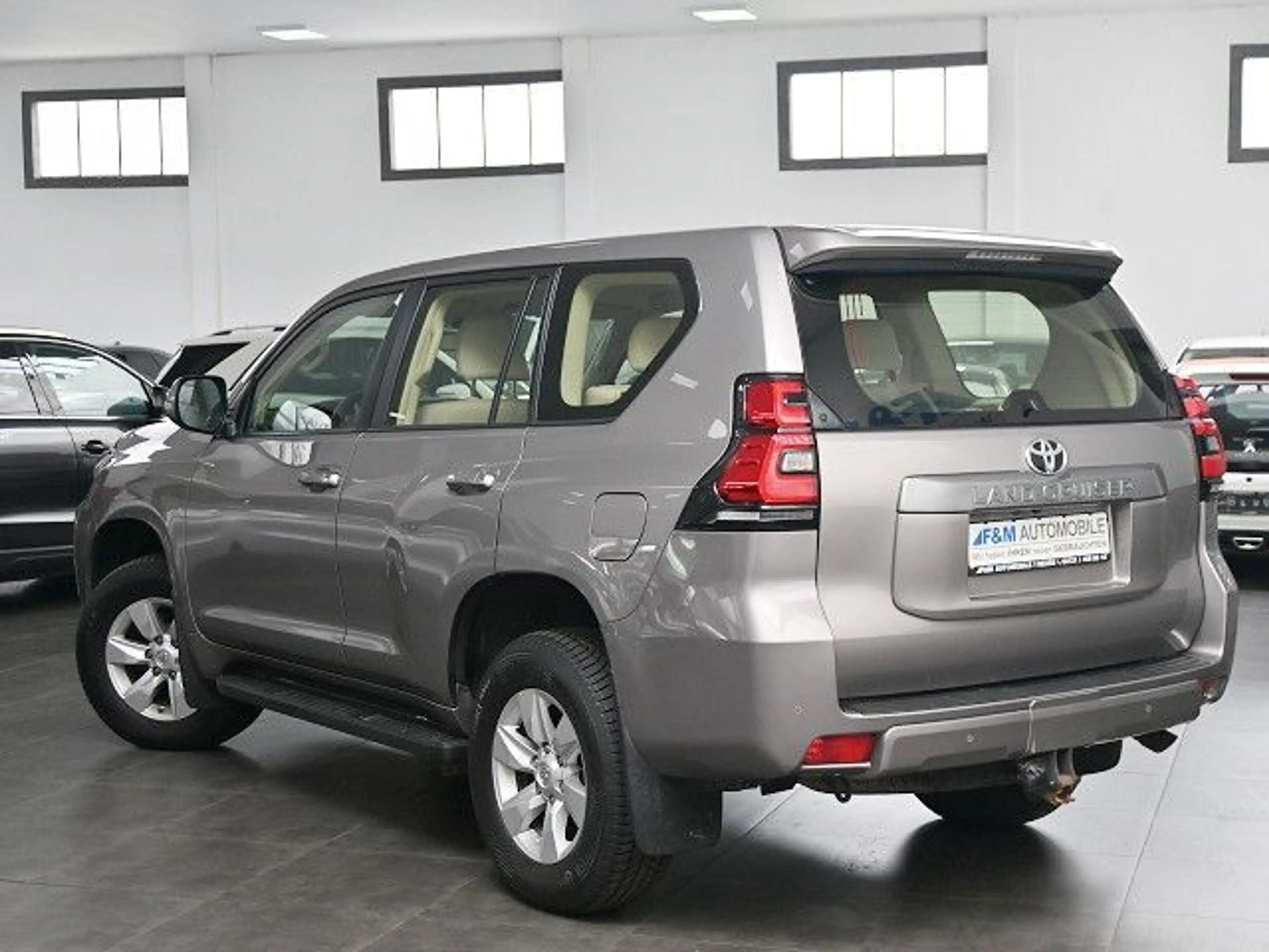 Toyota Land Cruiser 2.8 D-4D Auto. Klima AHK Alu Kamera — photo 5
