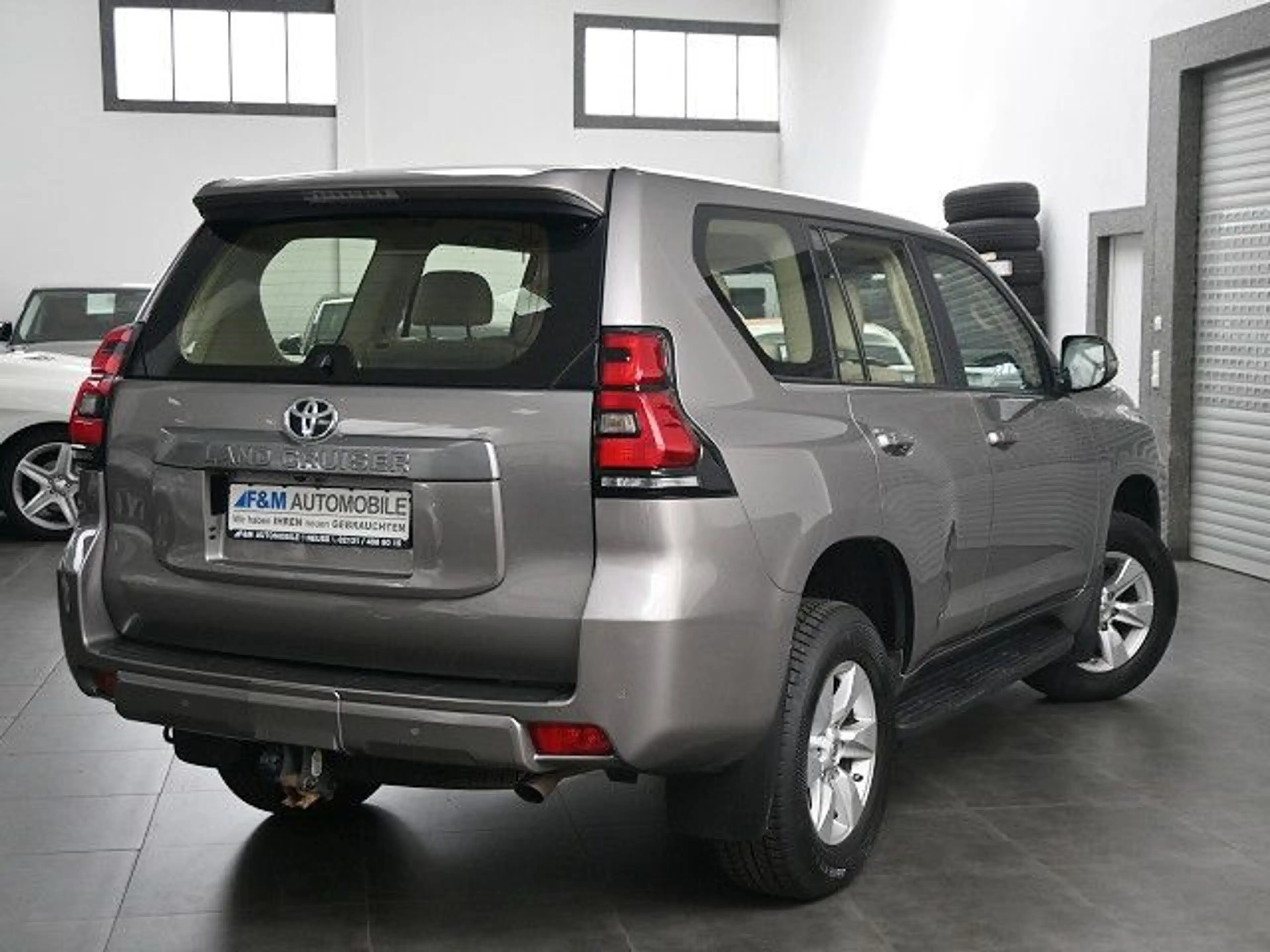 Toyota Land Cruiser 2.8 D-4D Auto. Klima AHK Alu Kamera — photo 6