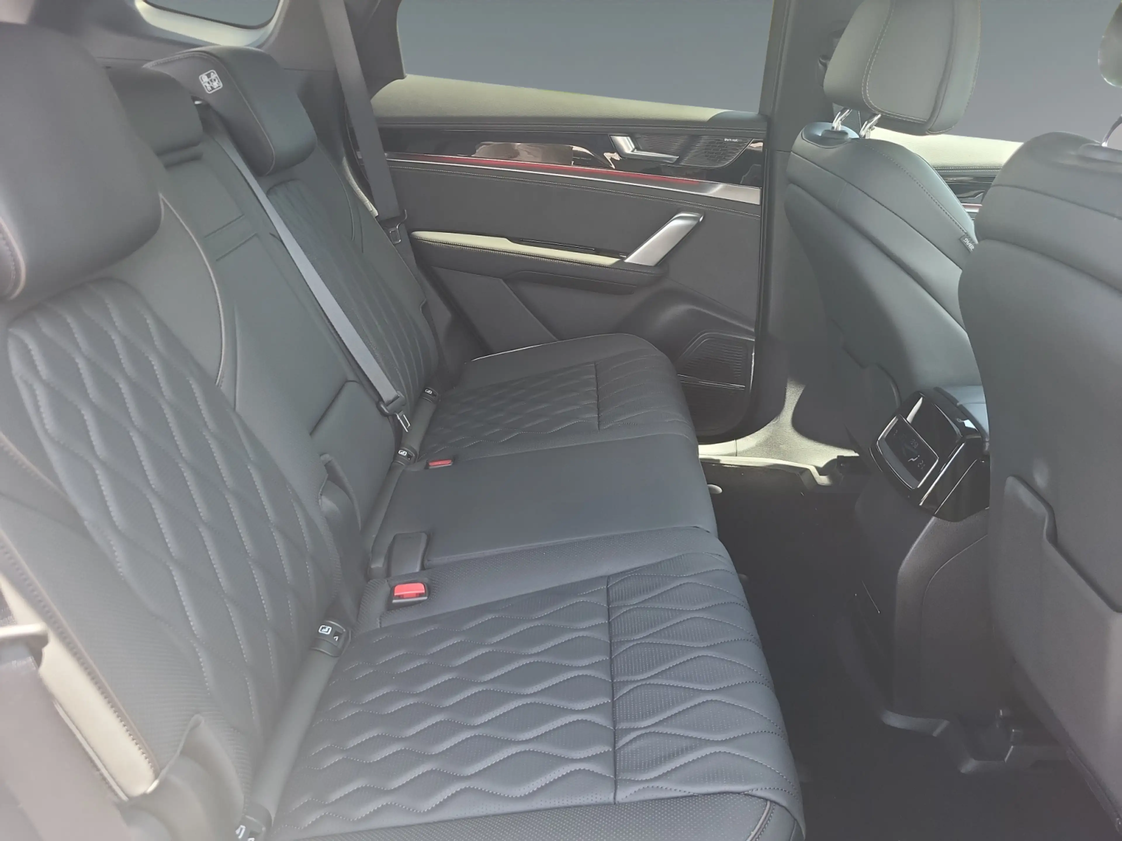 BYD Tang 4WD — photo 13