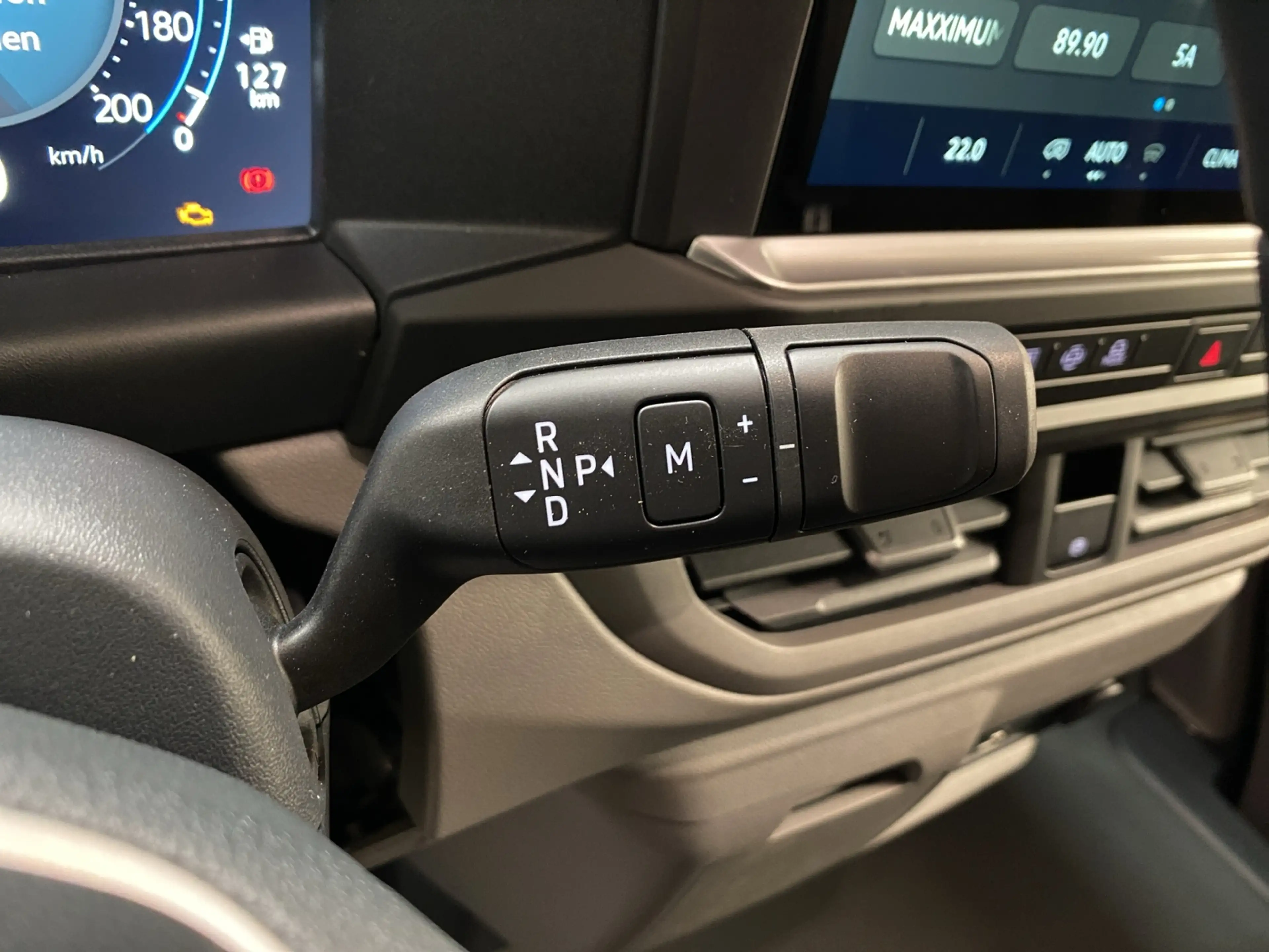 Volkswagen T7 Kombi 2.0 TDI DSG LR / LED RFK — photo 8