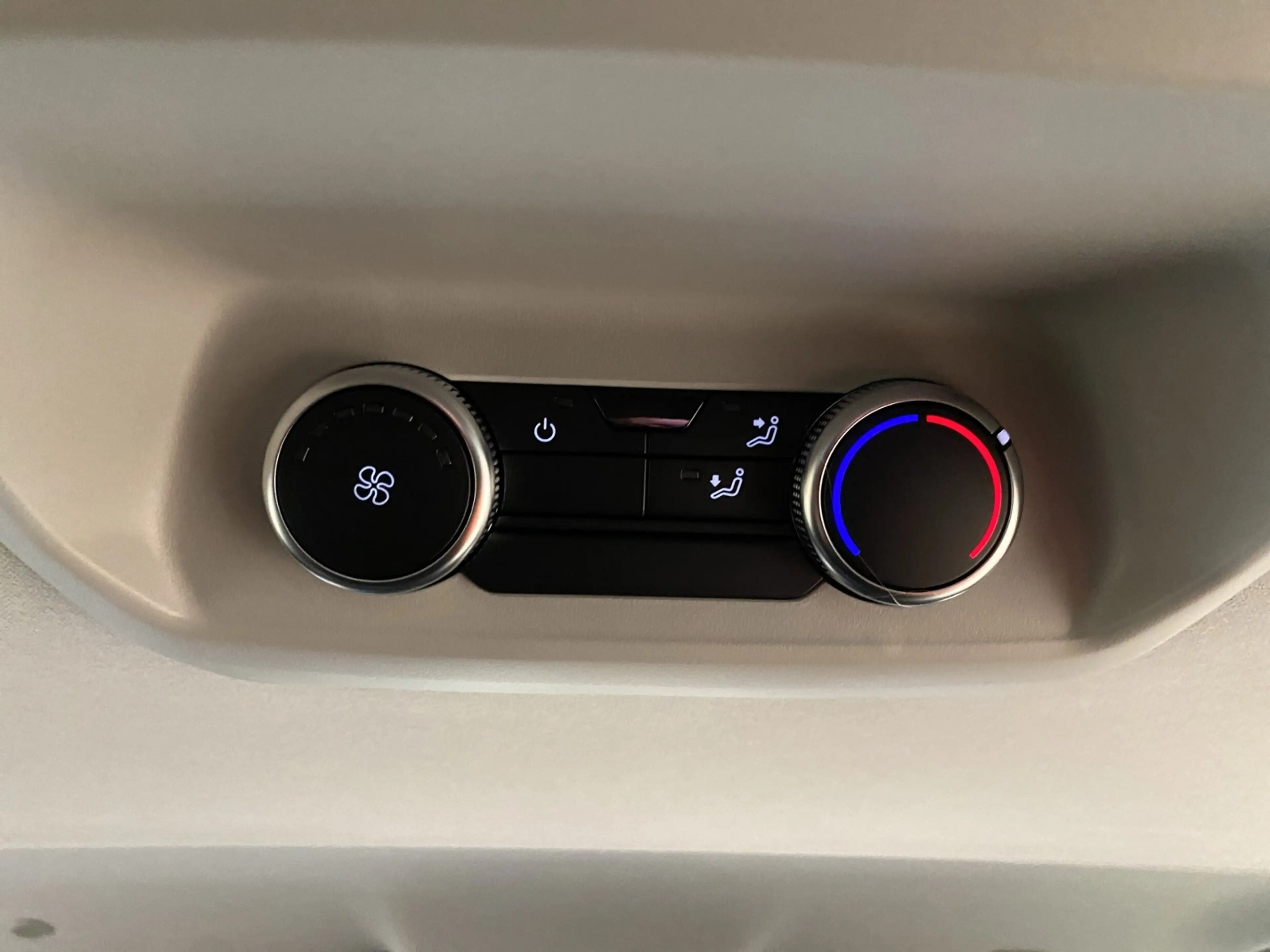 Volkswagen T7 Kombi 2.0 TDI DSG LR / LED RFK — photo 11