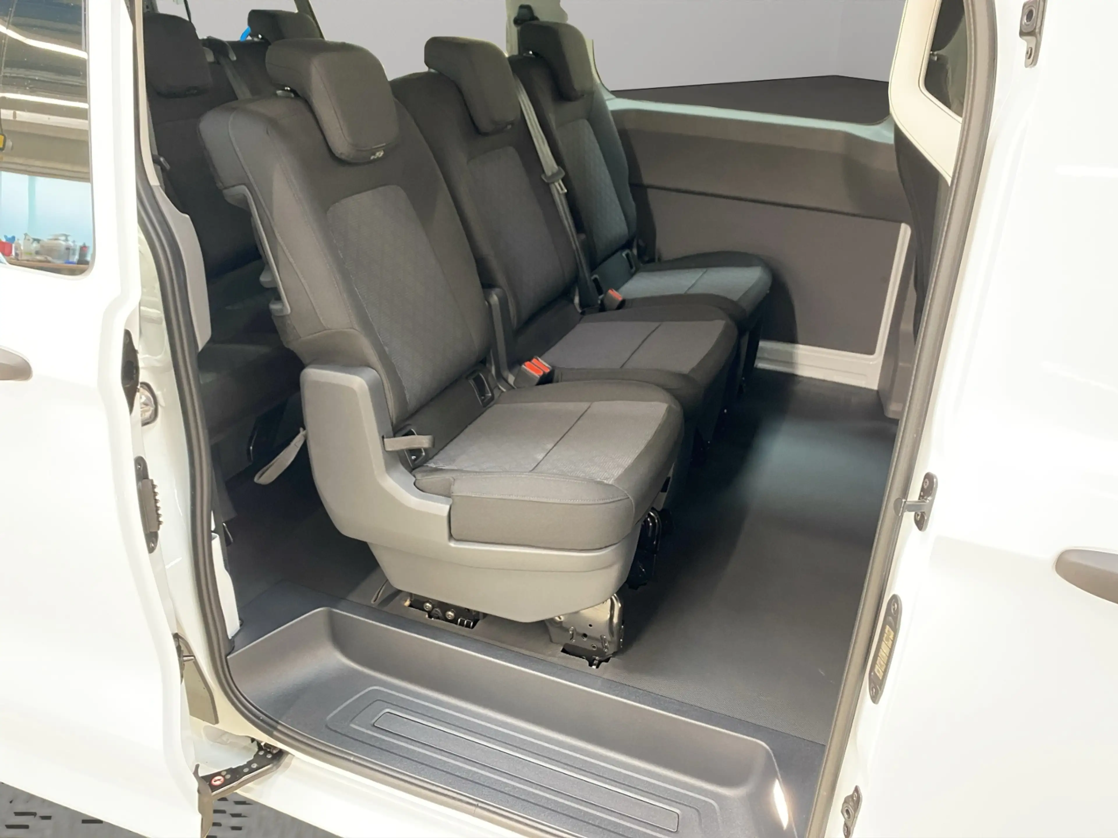 Volkswagen T7 Kombi 2.0 TDI DSG LR / LED RFK — photo 9