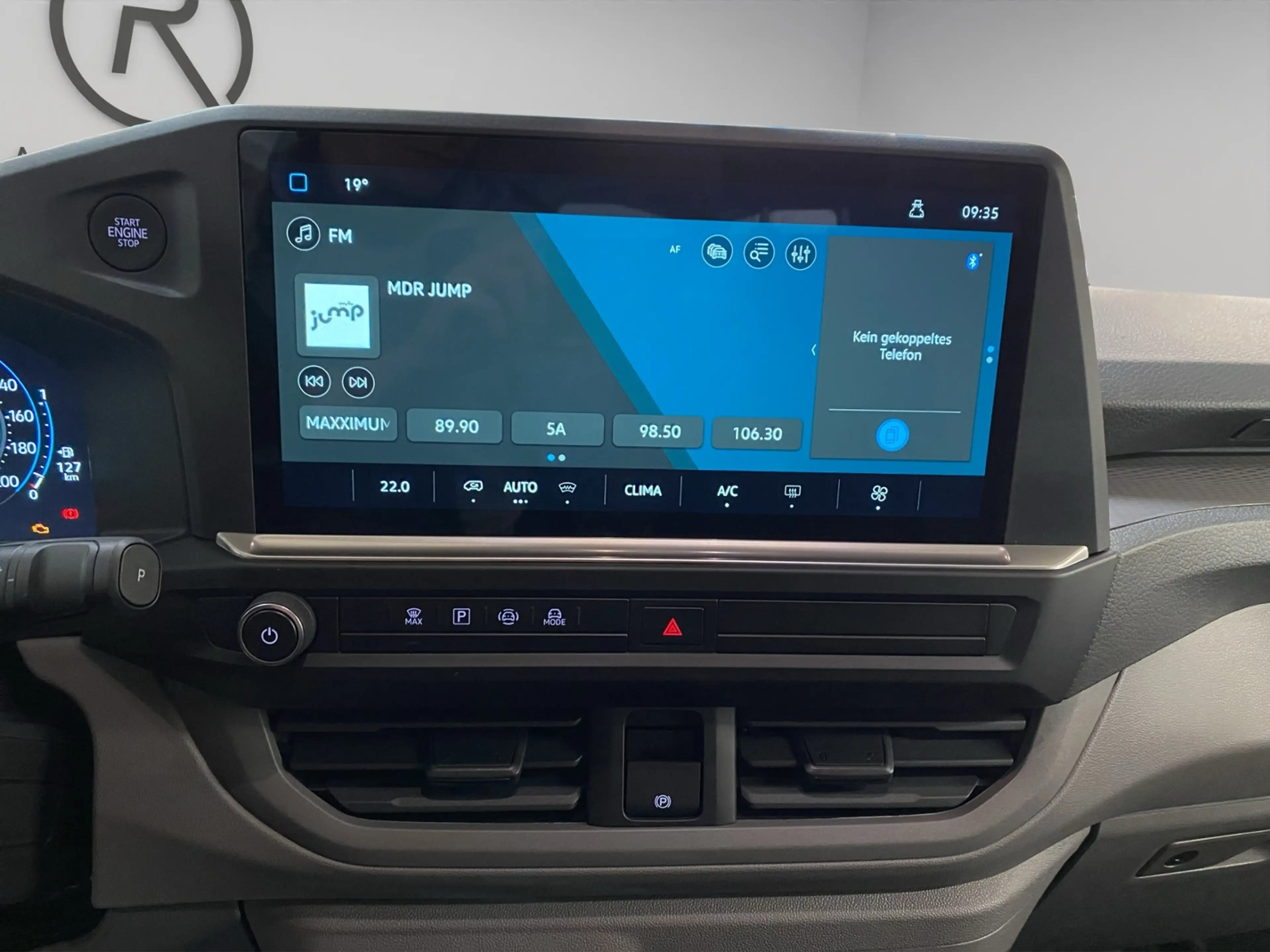 Volkswagen T7 Kombi 2.0 TDI DSG LR / LED RFK — photo 7