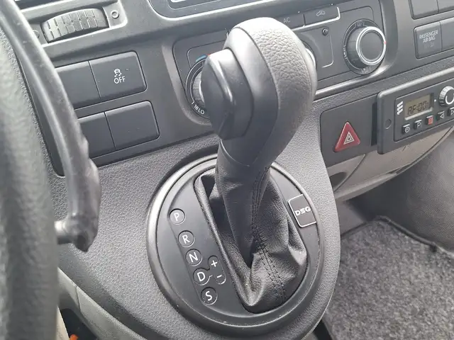 Volkswagen Transporter view 9