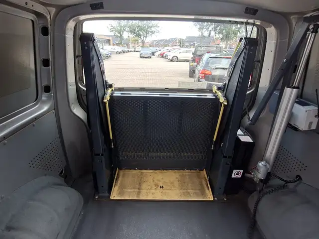 Volkswagen Transporter view 6