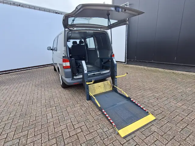 Volkswagen Transporter view 4