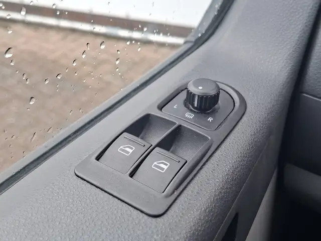 Volkswagen Transporter view 15