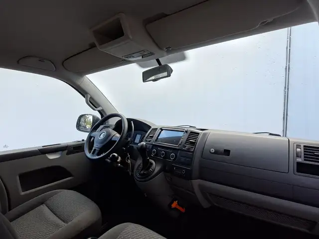 Volkswagen Transporter view 3