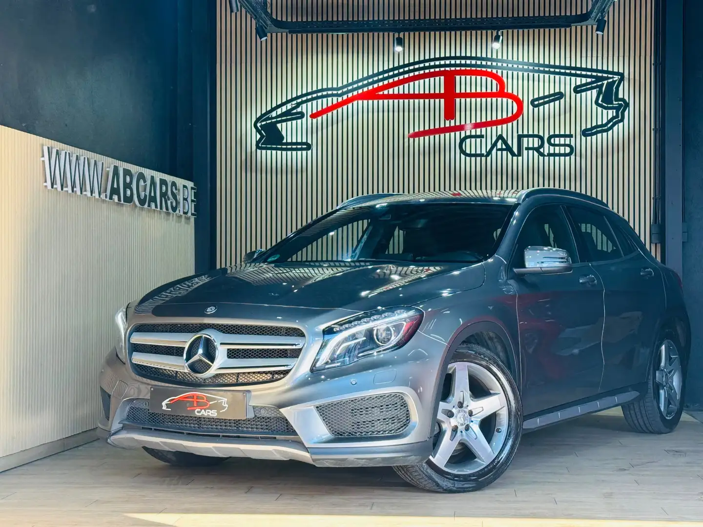 Mercedes-Benz GLA 180 * PACK AMG * GARANTIE 12 MOIS * 1ER PROP * Gris - 1