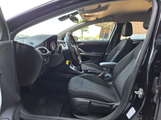 Opel Astra view 4