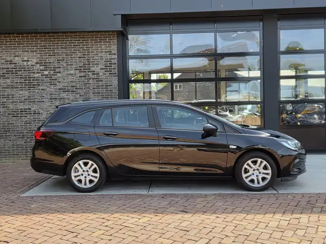 Opel Astra view 5