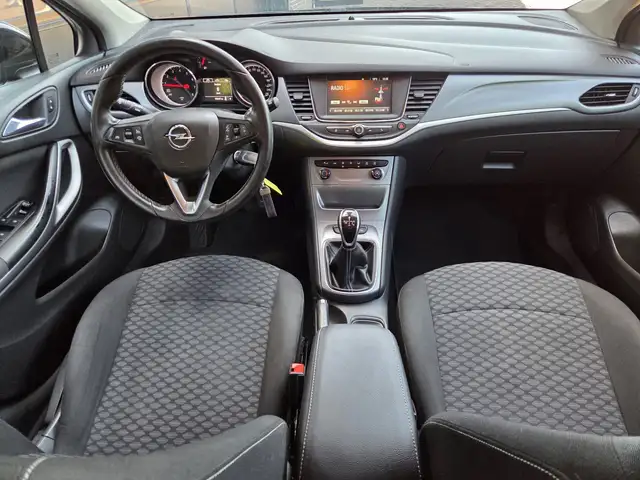 Opel Astra view 3