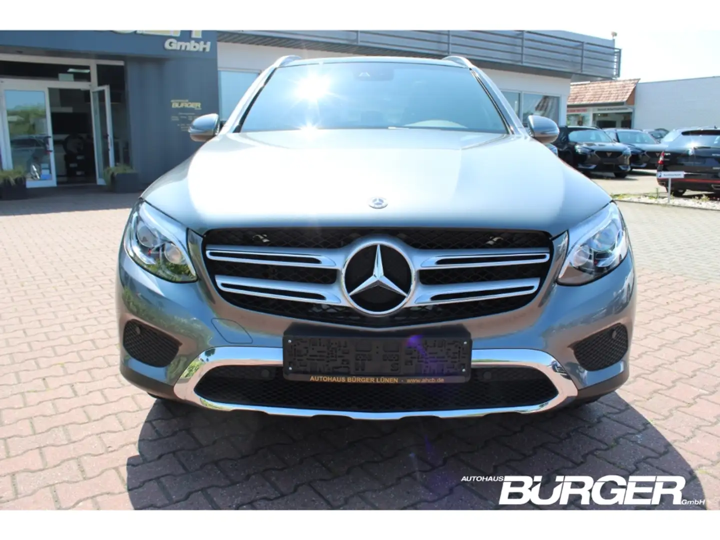 Mercedes-Benz GLC 220 4Matic Pano LED AHK Navi Kamera Tempomat SitzHZG Grau - 2