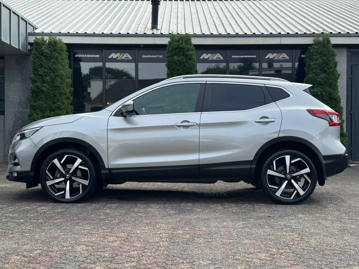 Nissan Qashqai 1.3 DIG-T N-Connecta GERESERVEERD Grijs - 2