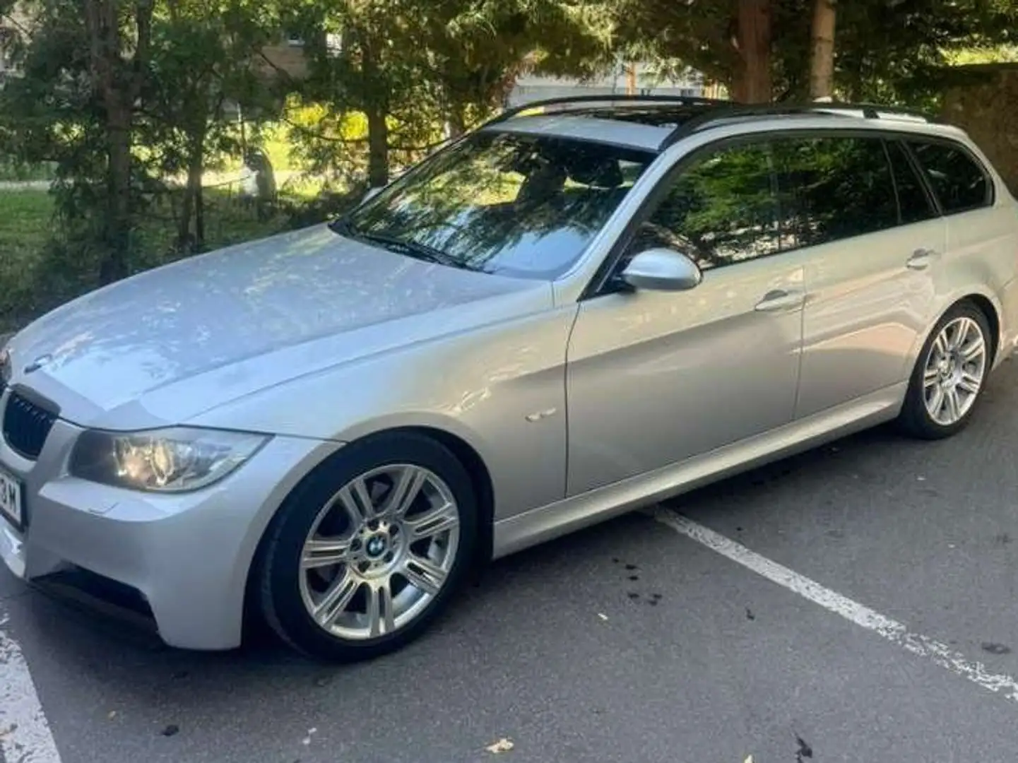 BMW 320 320d Touring Aut. Grau - 1