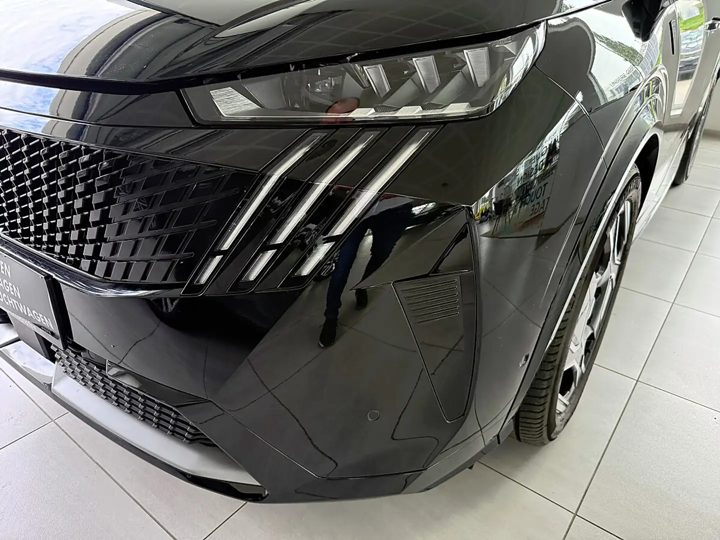 Peugeot 3008 Elektro 325 73kWh GT EXCLUSIVE AWD Schwarz - 2