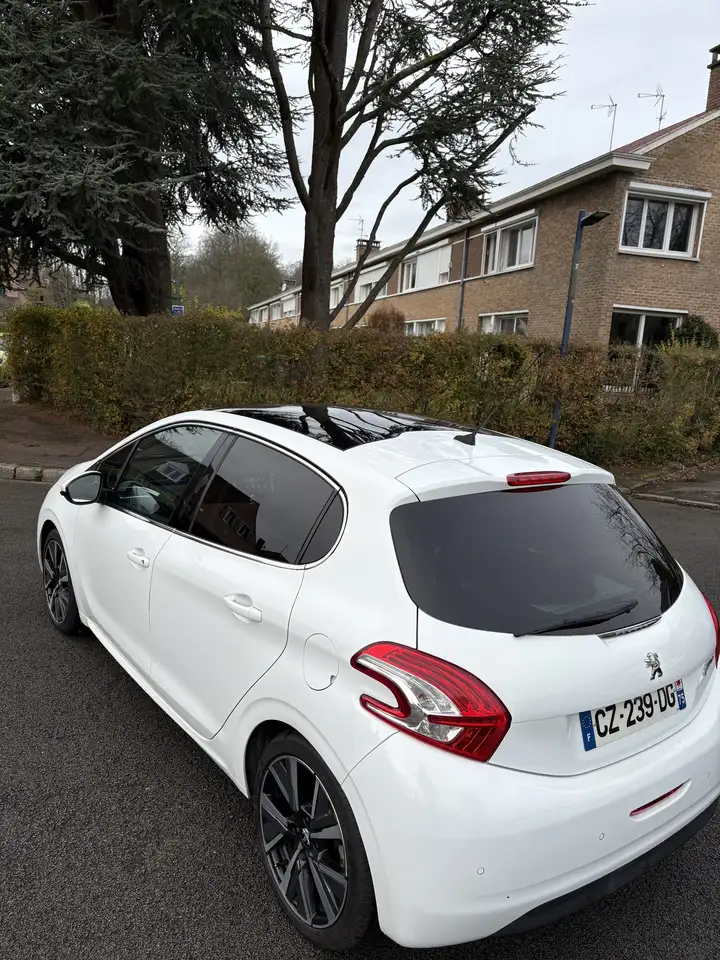Peugeot 208 1.6 e-HDi 115ch FAP BVM6 FÃ©line