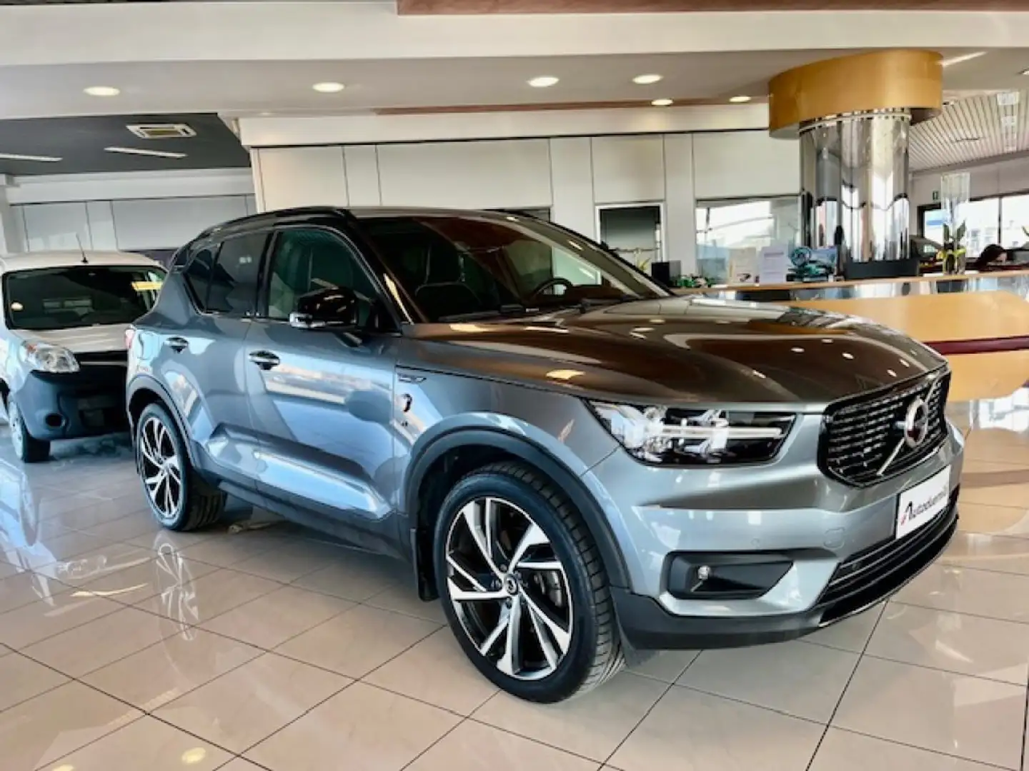 Volvo XC40 D4 AWD Geartronic R-design PREZZO REALE !! Grau - 1