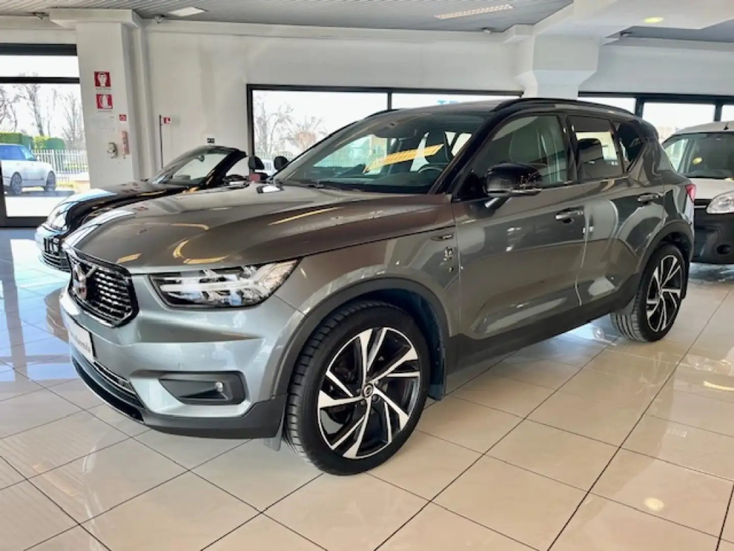 Volvo XC40 D4 AWD Geartronic R-design PREZZO REALE !! Grau - 2