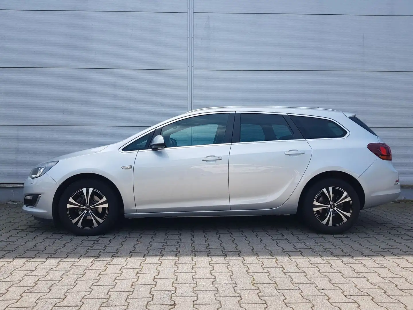 Opel Astra J Sports Tourer Exklusiv Argent - 1