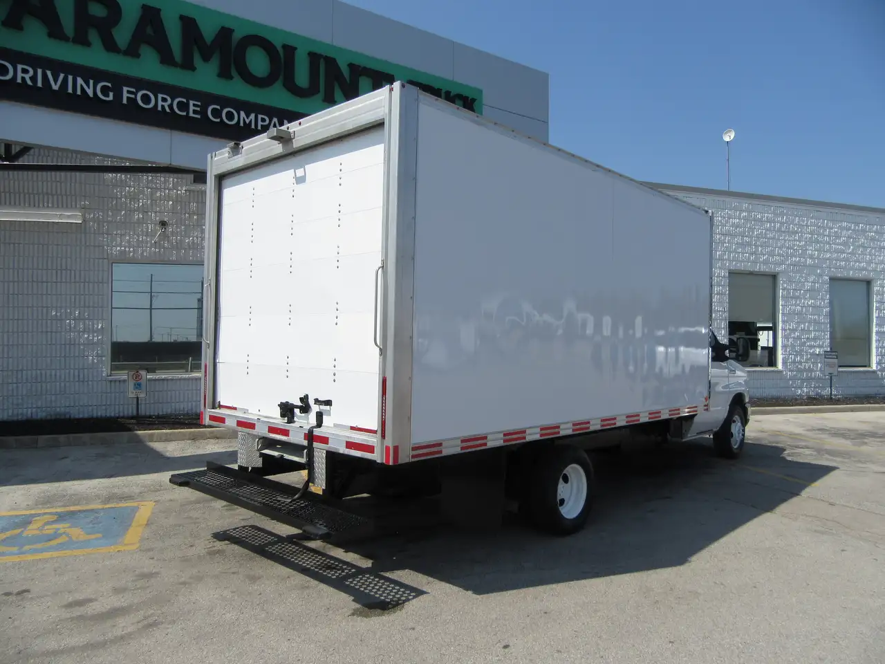 Ford E-450 Super Duty DRW снимка Ford E-450 Super Duty DRW