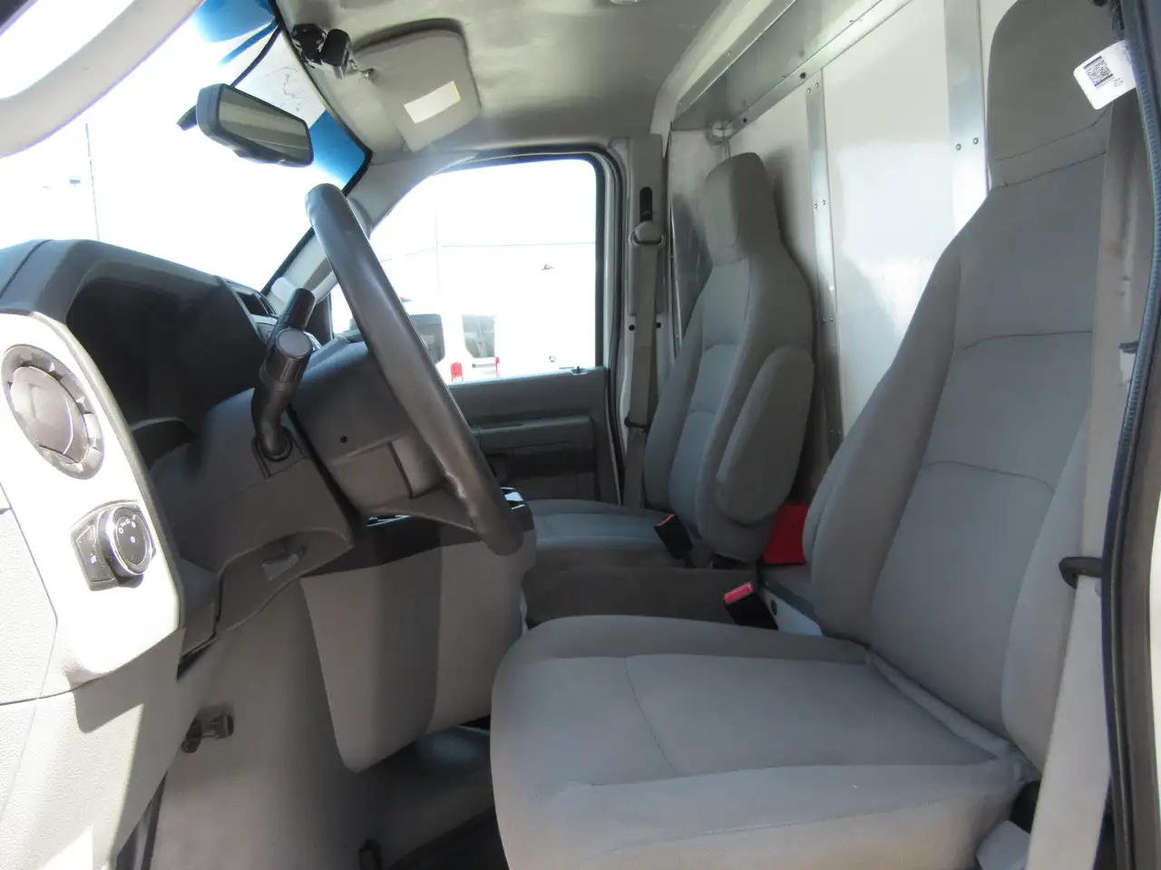 Ford E-450 Super Duty DRW снимка Ford E-450 Super Duty DRW