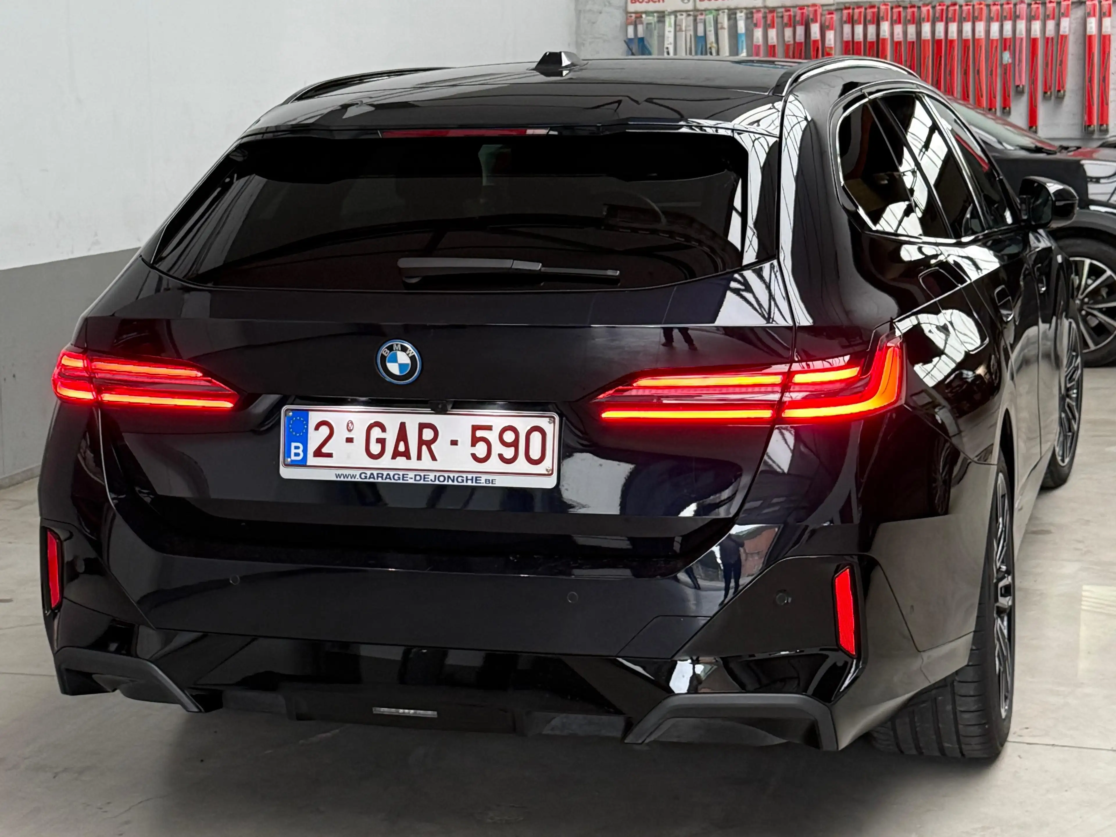 BMW 530 Touring 530eA PHEV (220 kW) — photo 2