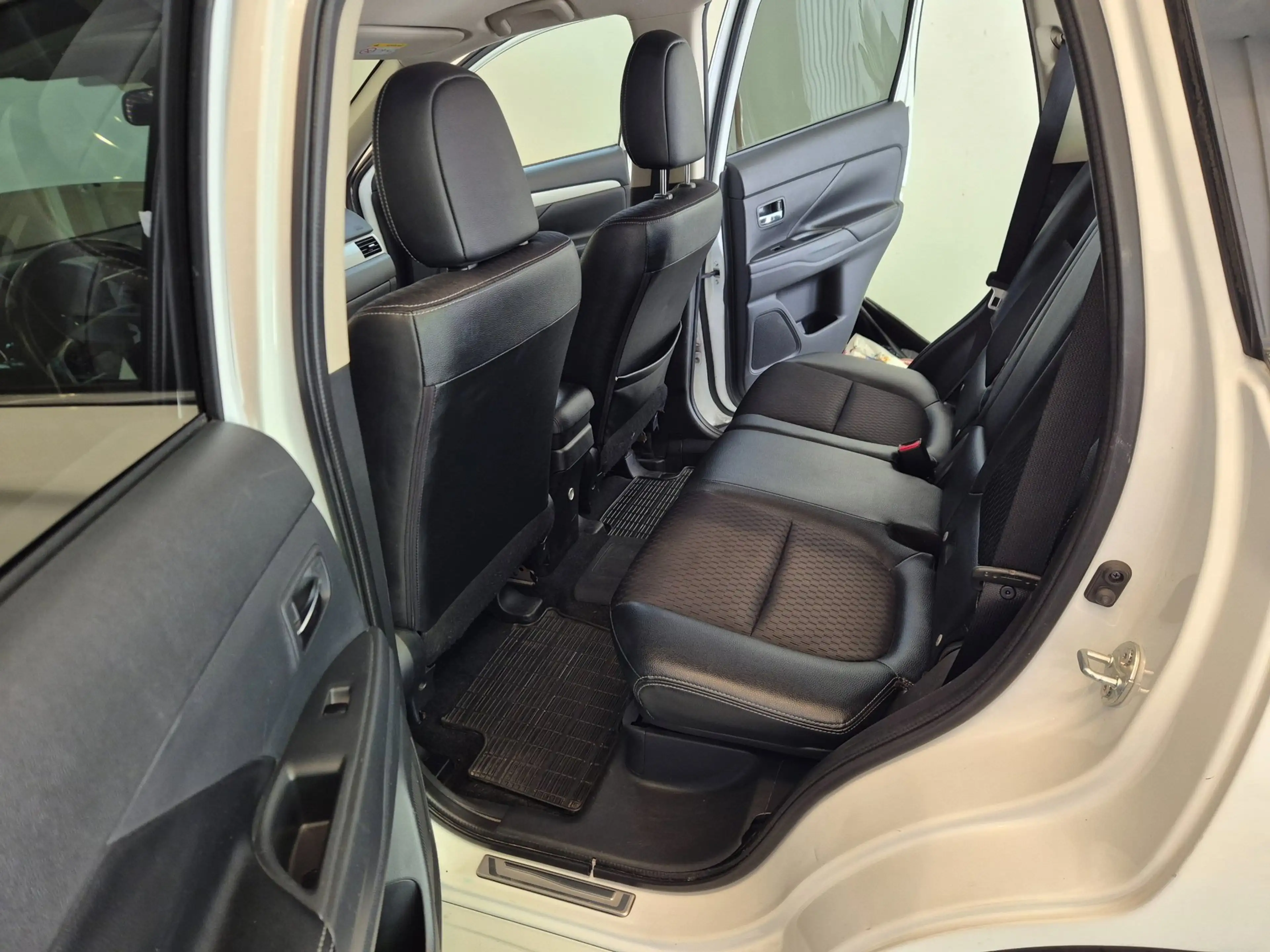 Mitsubishi Outlander 2.0 PHEV instyle+ — photo 14