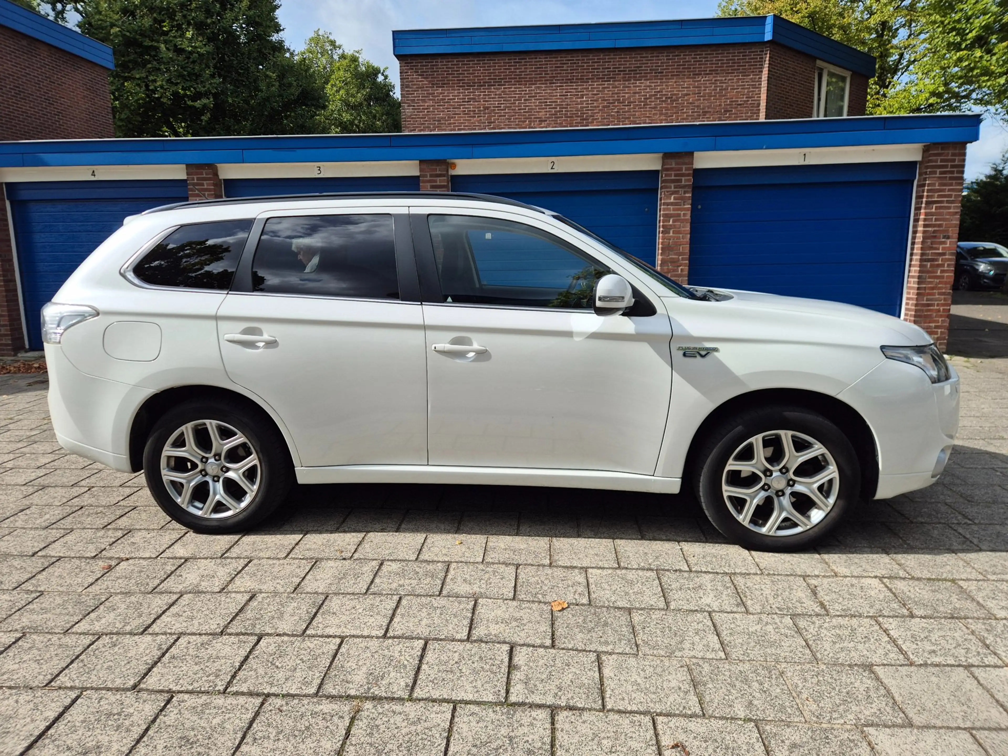 Mitsubishi Outlander 2.0 PHEV instyle+ — photo 4