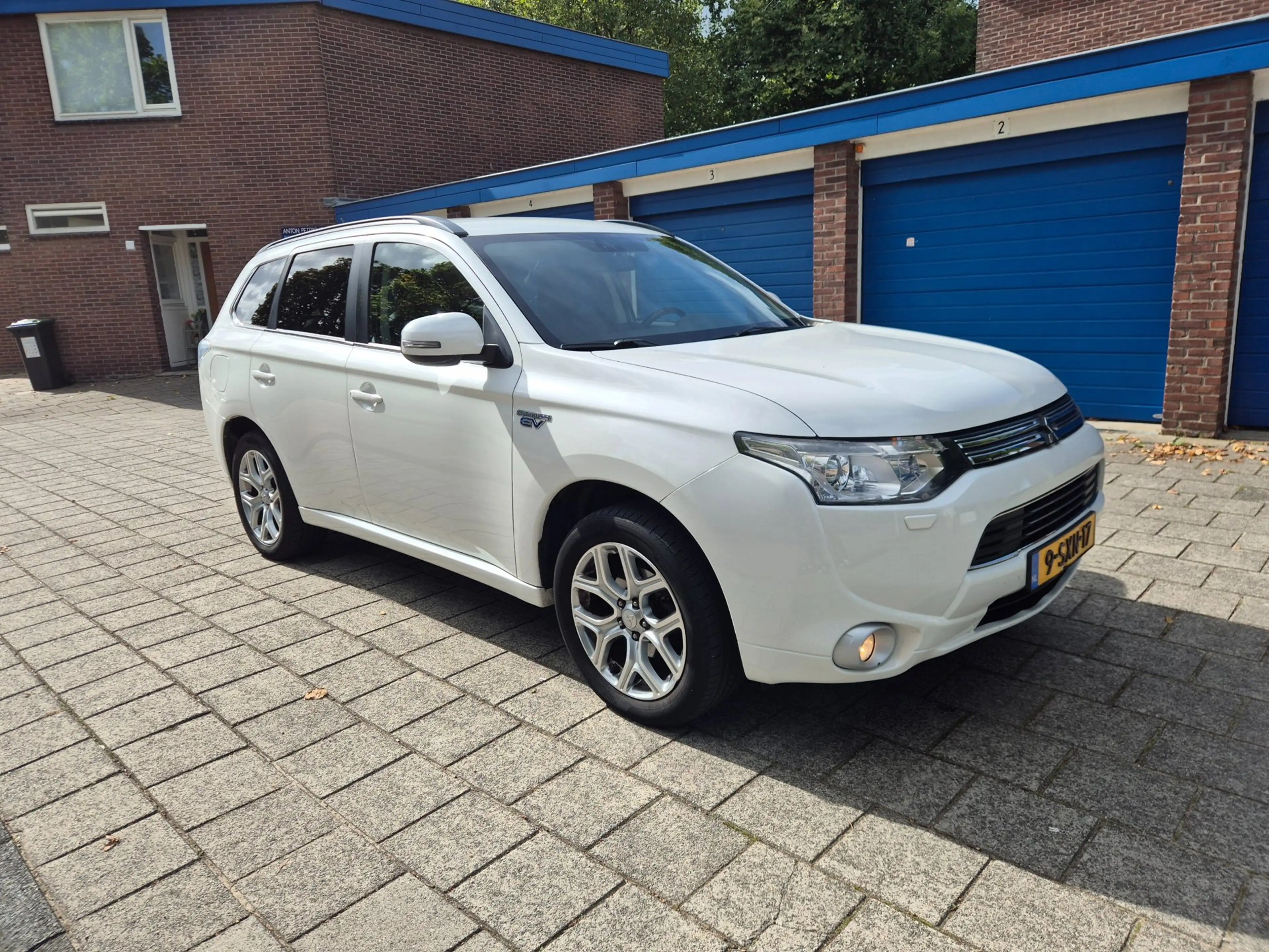 Mitsubishi Outlander 2.0 PHEV instyle+ — photo 3