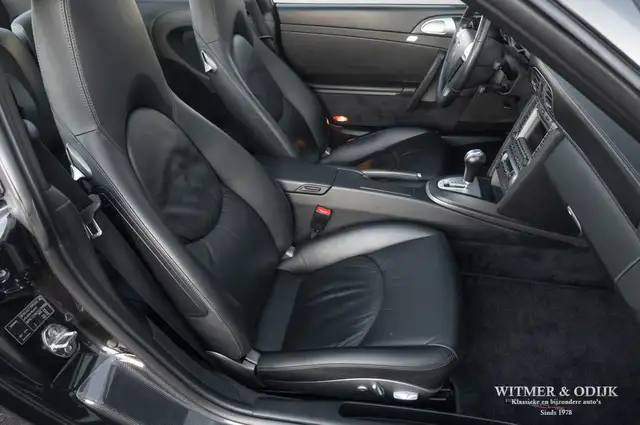 Porsche 911 view 6