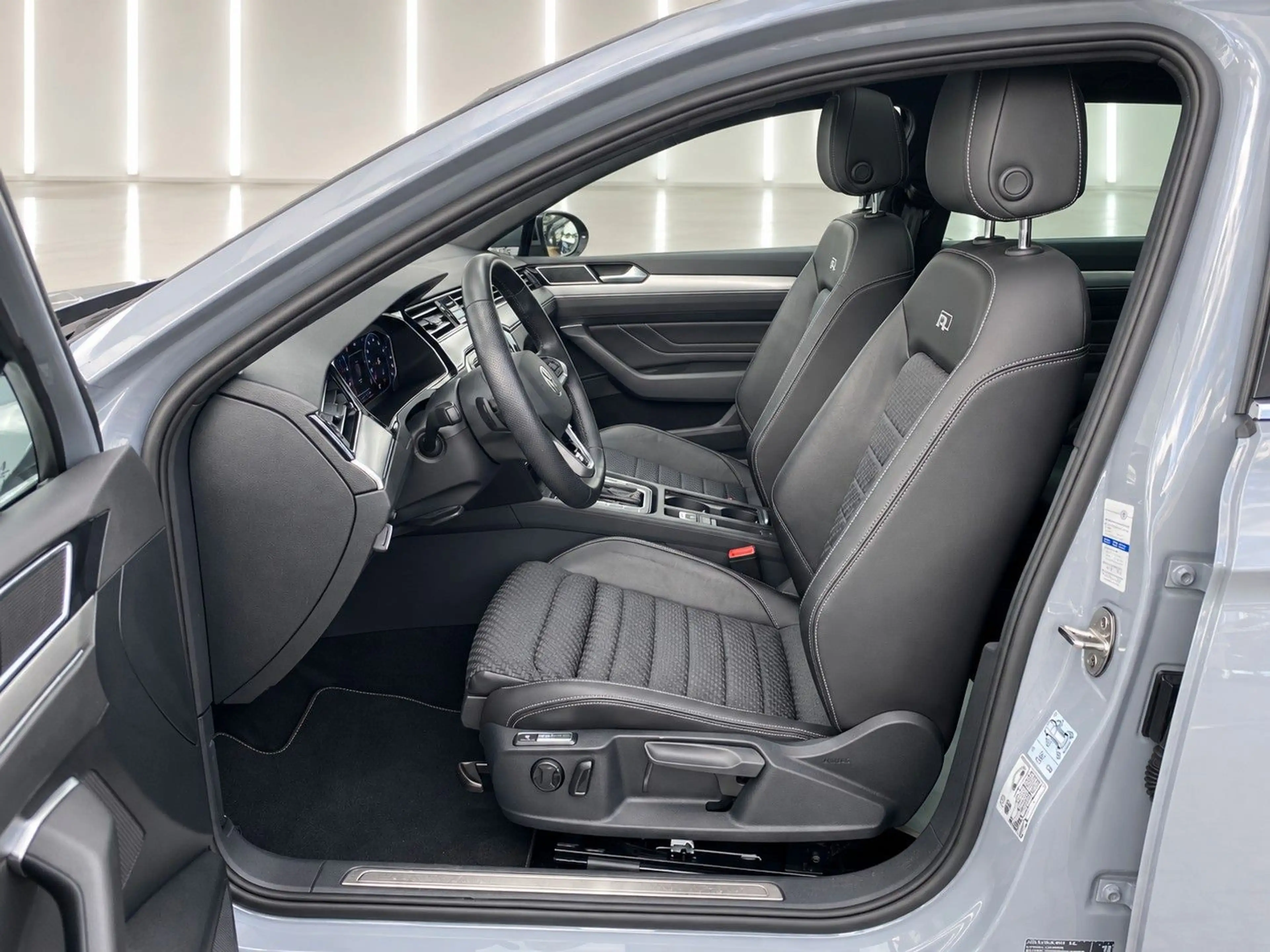 Volkswagen Passat Variant 1.5 TSI DSG OPF R-LINE — photo 4
