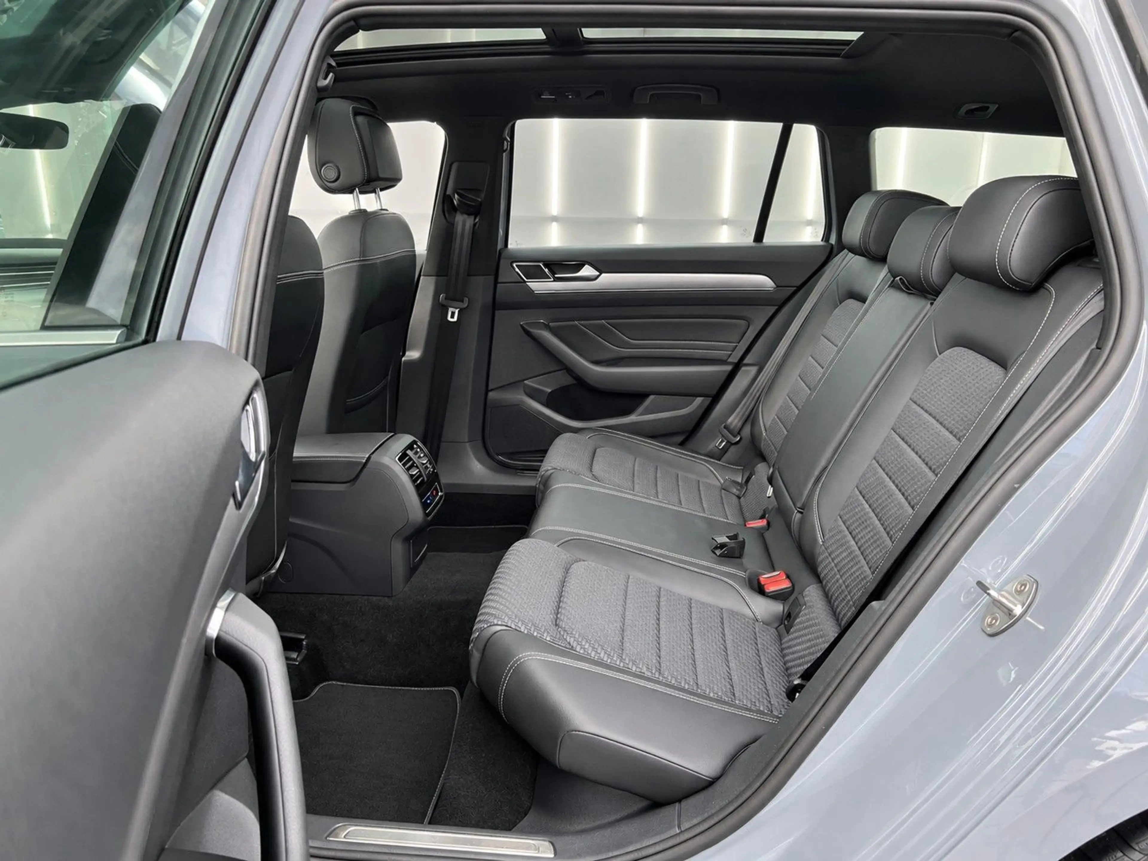 Volkswagen Passat Variant 1.5 TSI DSG OPF R-LINE — photo 6