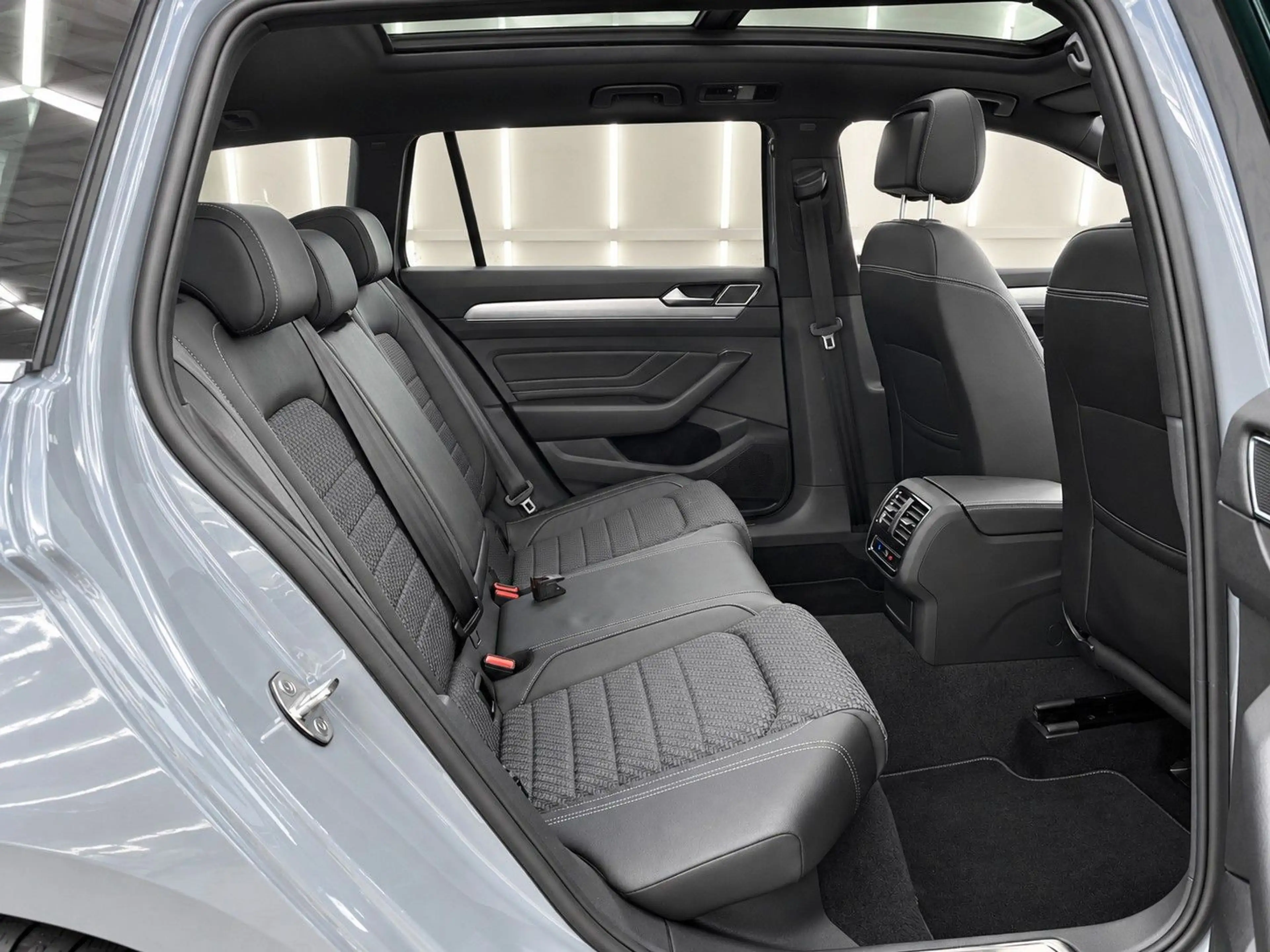 Volkswagen Passat Variant 1.5 TSI DSG OPF R-LINE — photo 12
