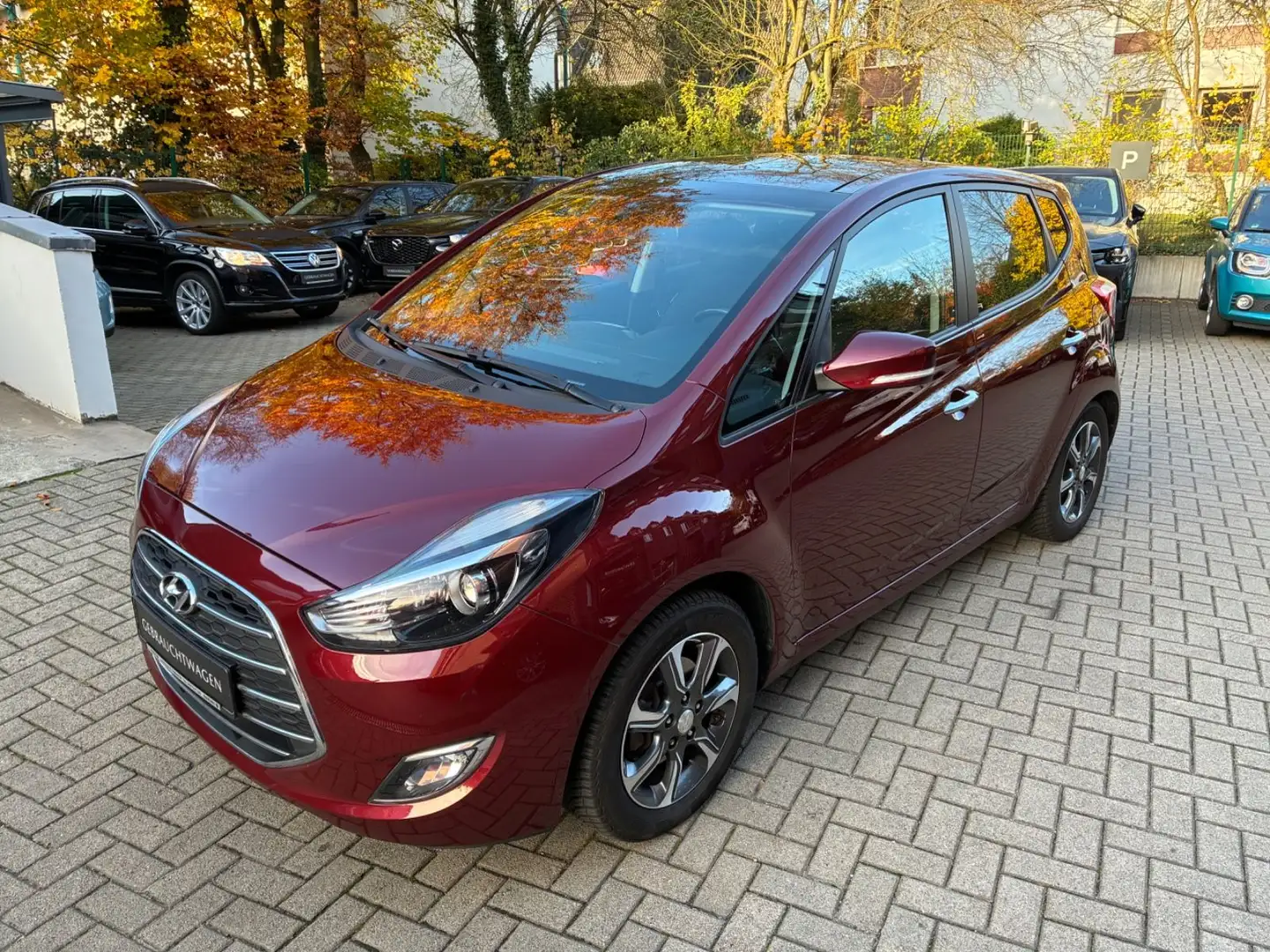 Hyundai iX20 1.6 YES! Gold Automatik Panorama Rot - 2
