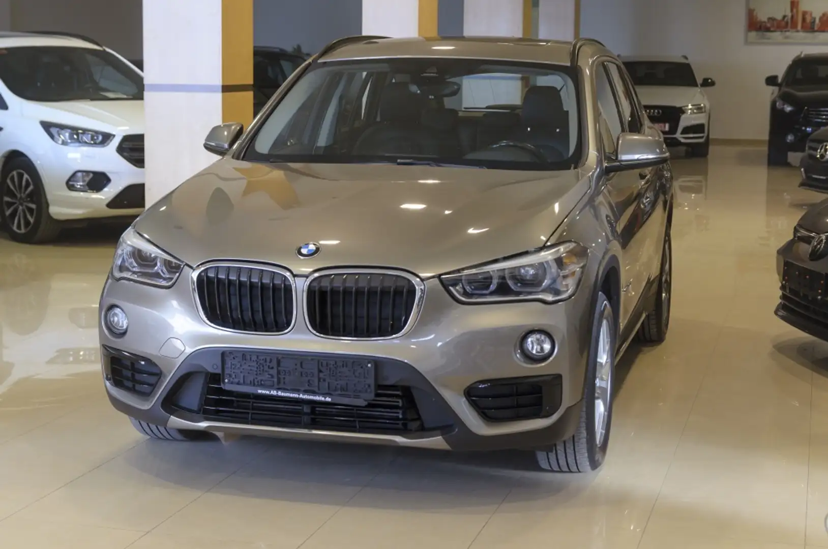 BMW X1 sDrive 18dA Beige - 1