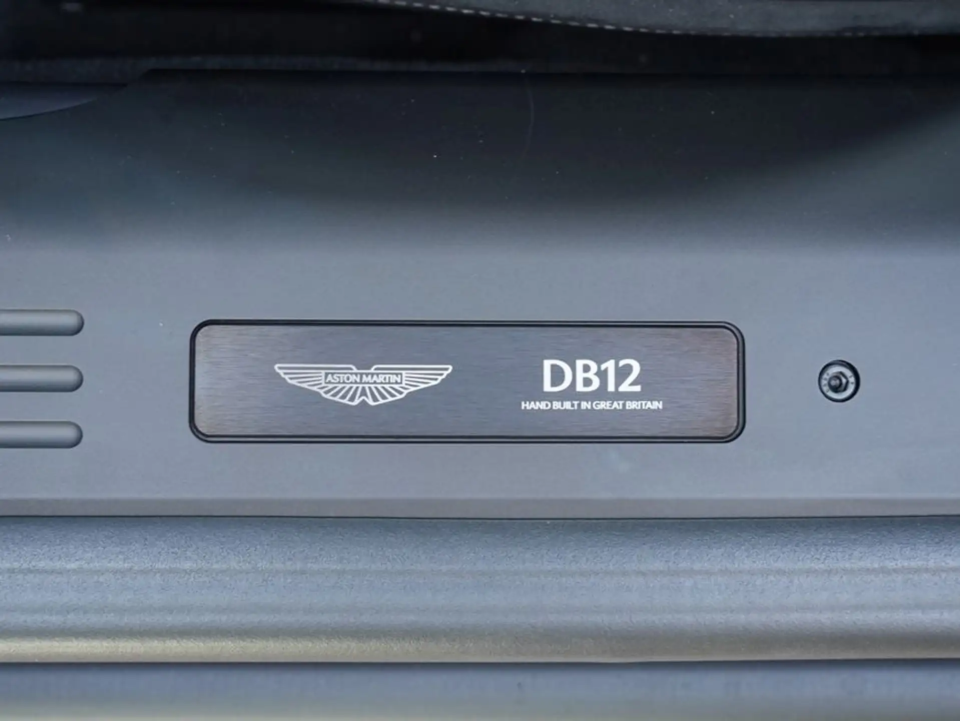 애스턴마틴 DB12 2026 실버 사진 7