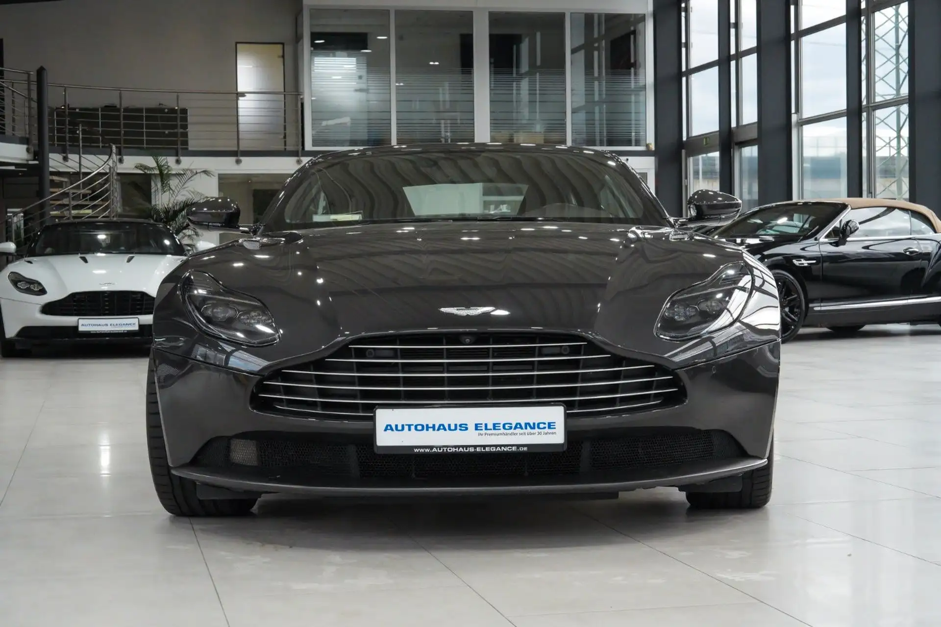애스턴마틴 DB11 V8 2019 건메탈 사진 4