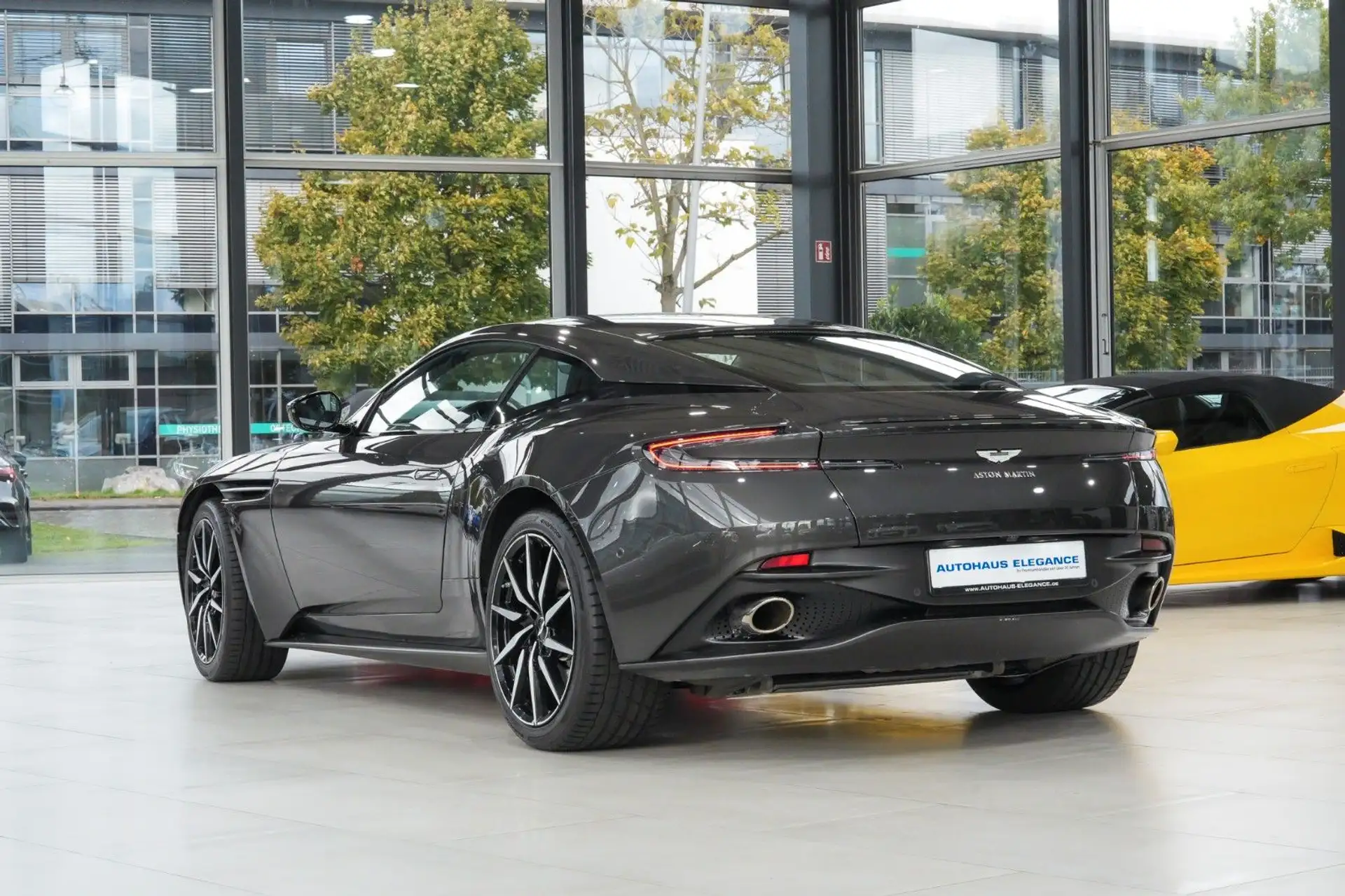 애스턴마틴 DB11 V8 2019 건메탈 사진 3
