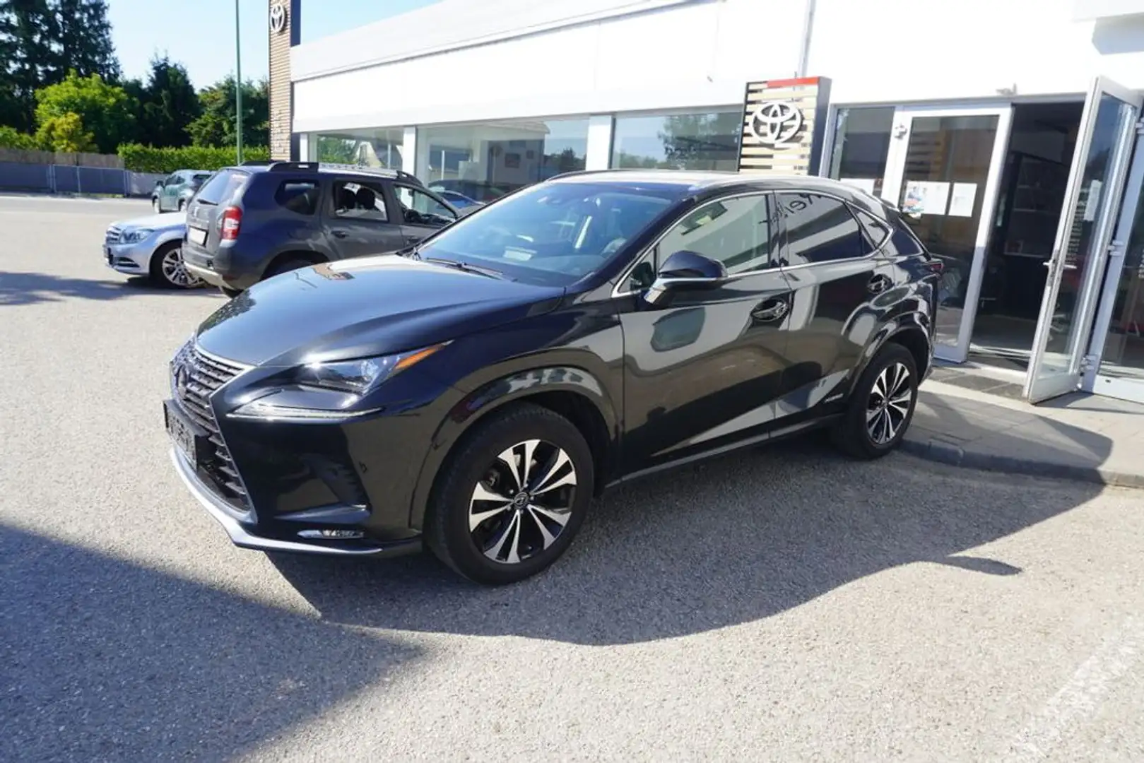 Lexus NX 300h 2WD Schwarz - 2