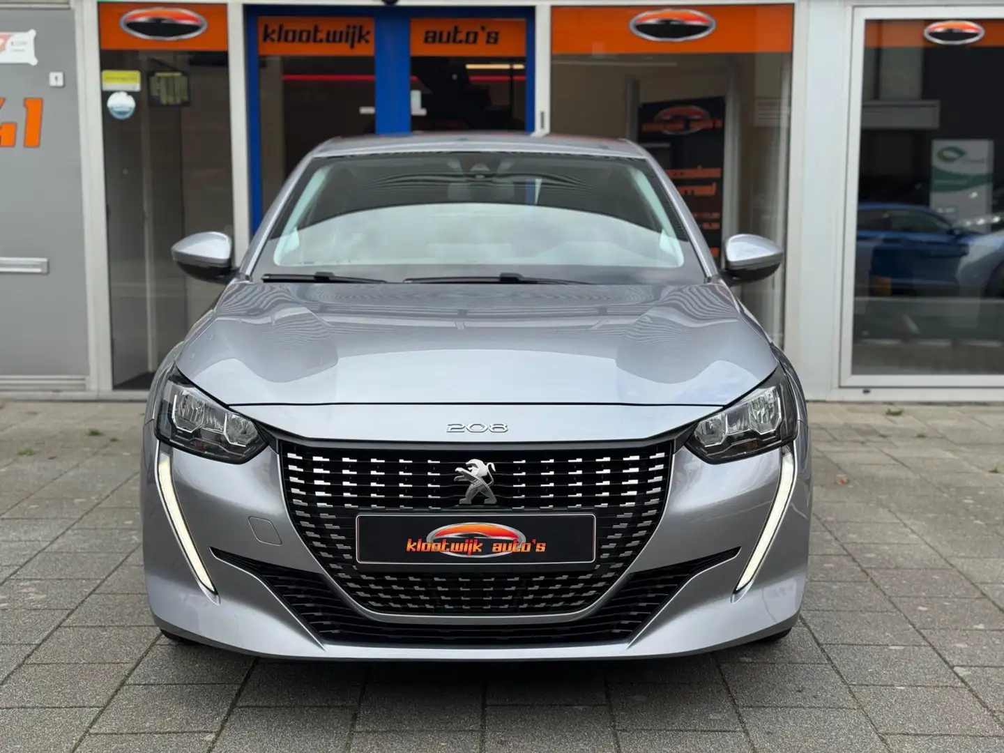 Peugeot 208 1.2 P.Tech Allure CarPlay Navigatie Cruise LED Bj. Grau - 2