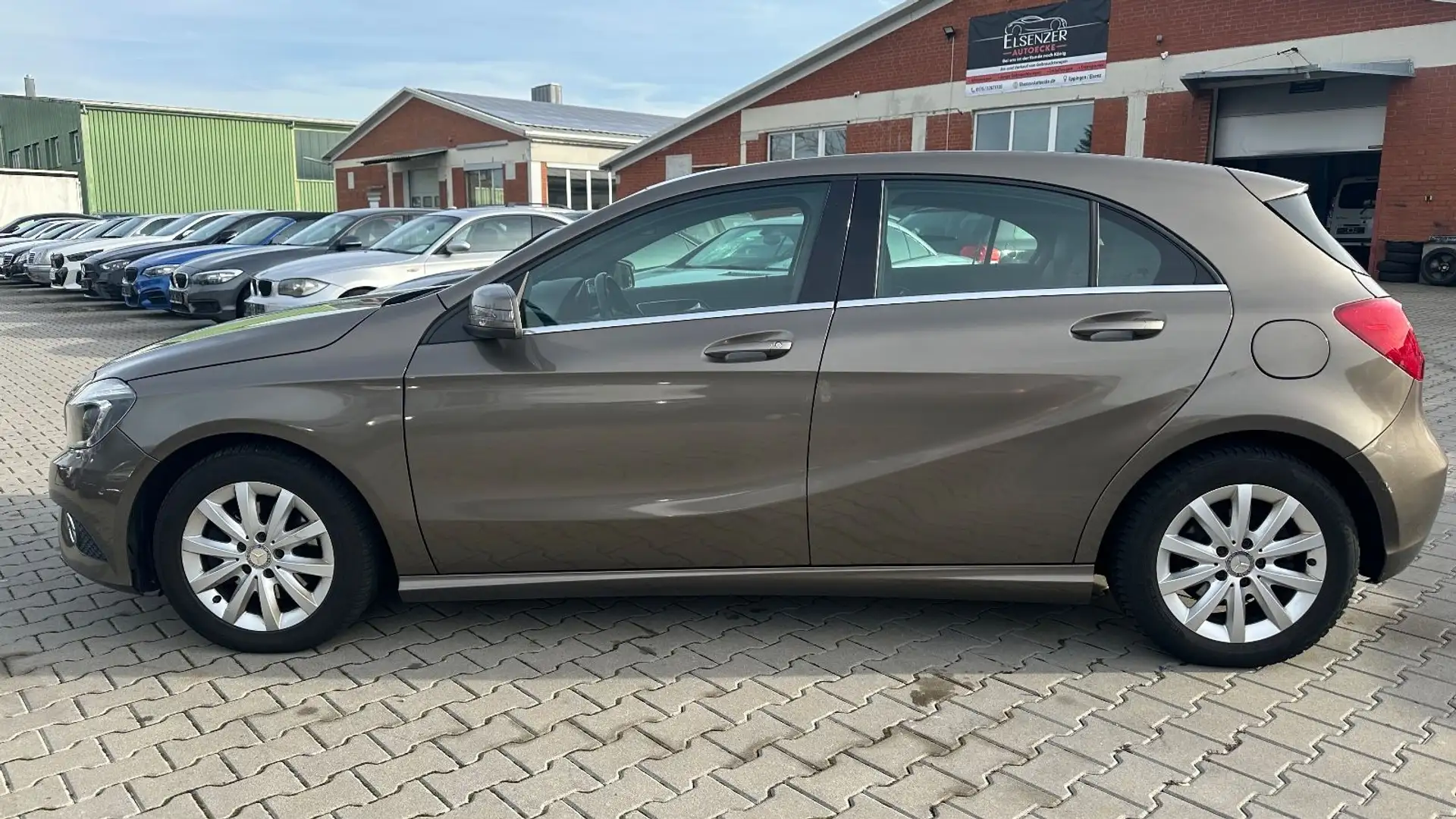 Mercedes-Benz A 180 BlueEfficiency LED BI-Xenon SHZ Sport Navi Grau - 2