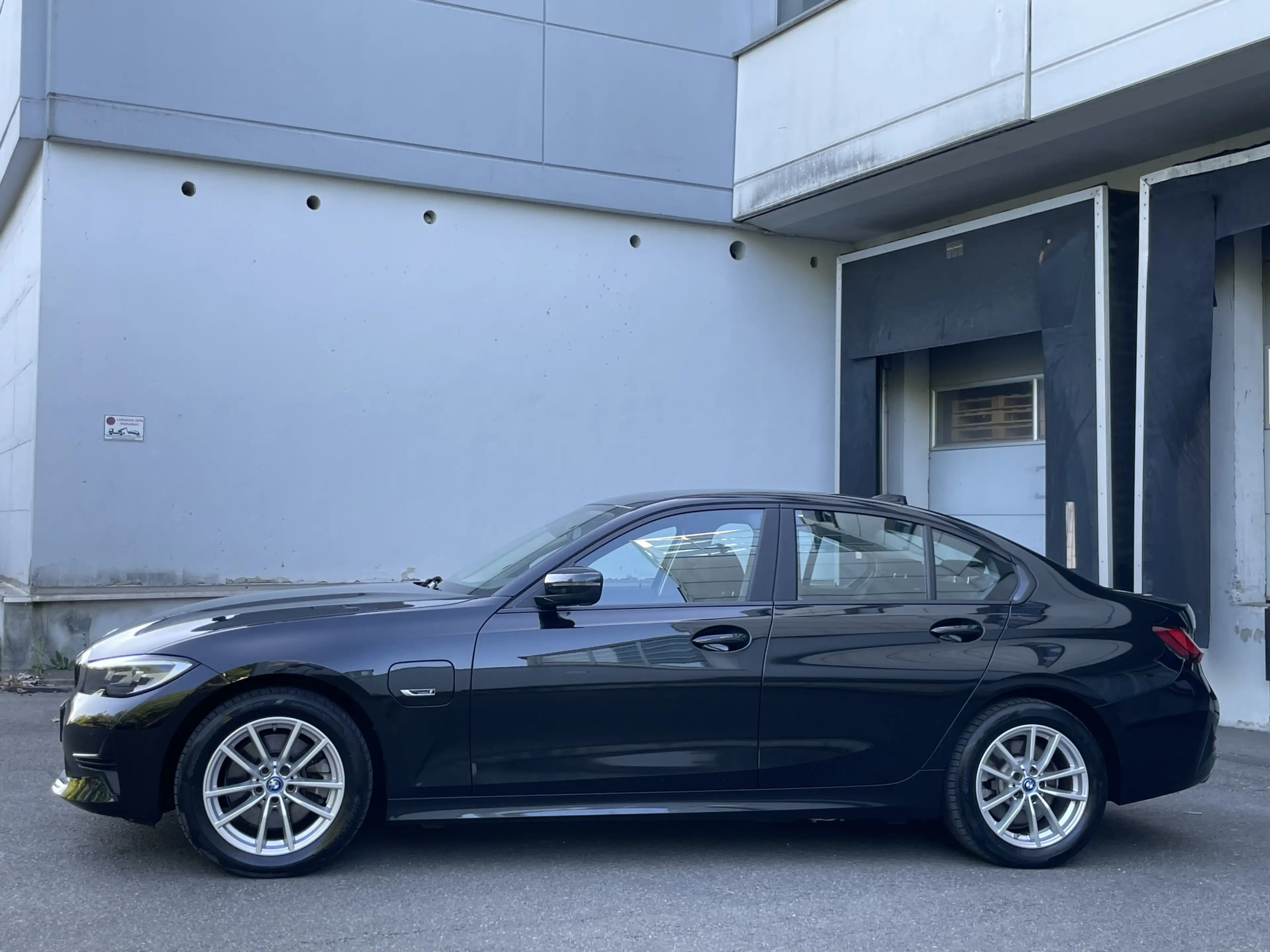 BMW 320 e Advantage LED Live-Cockpit Sitzheizung PDC — photo 3