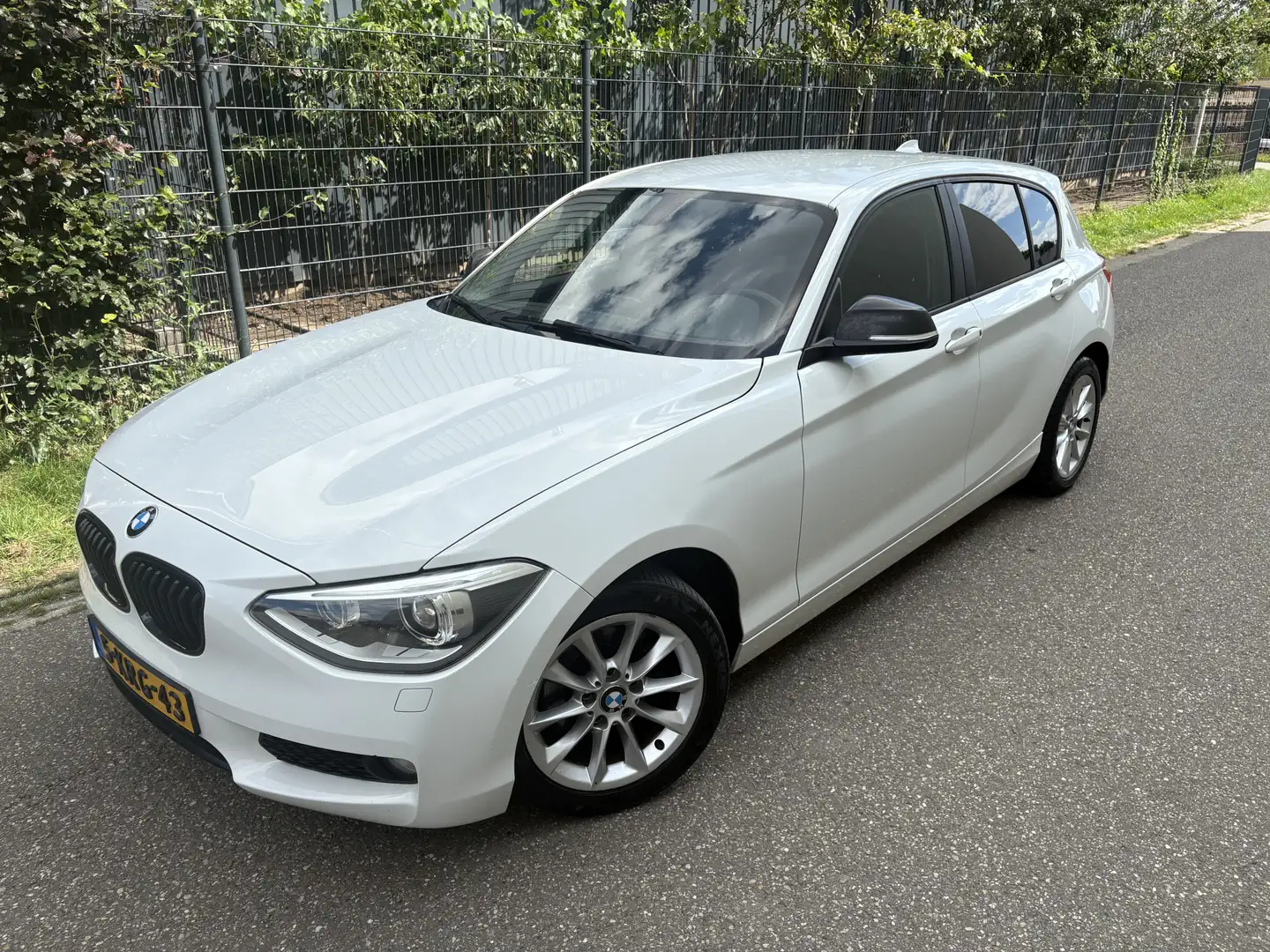 BMW 114 1-serie 114i EDE / 5- DEURS / NAVI / AIRCO / CRUIS Wit - 2