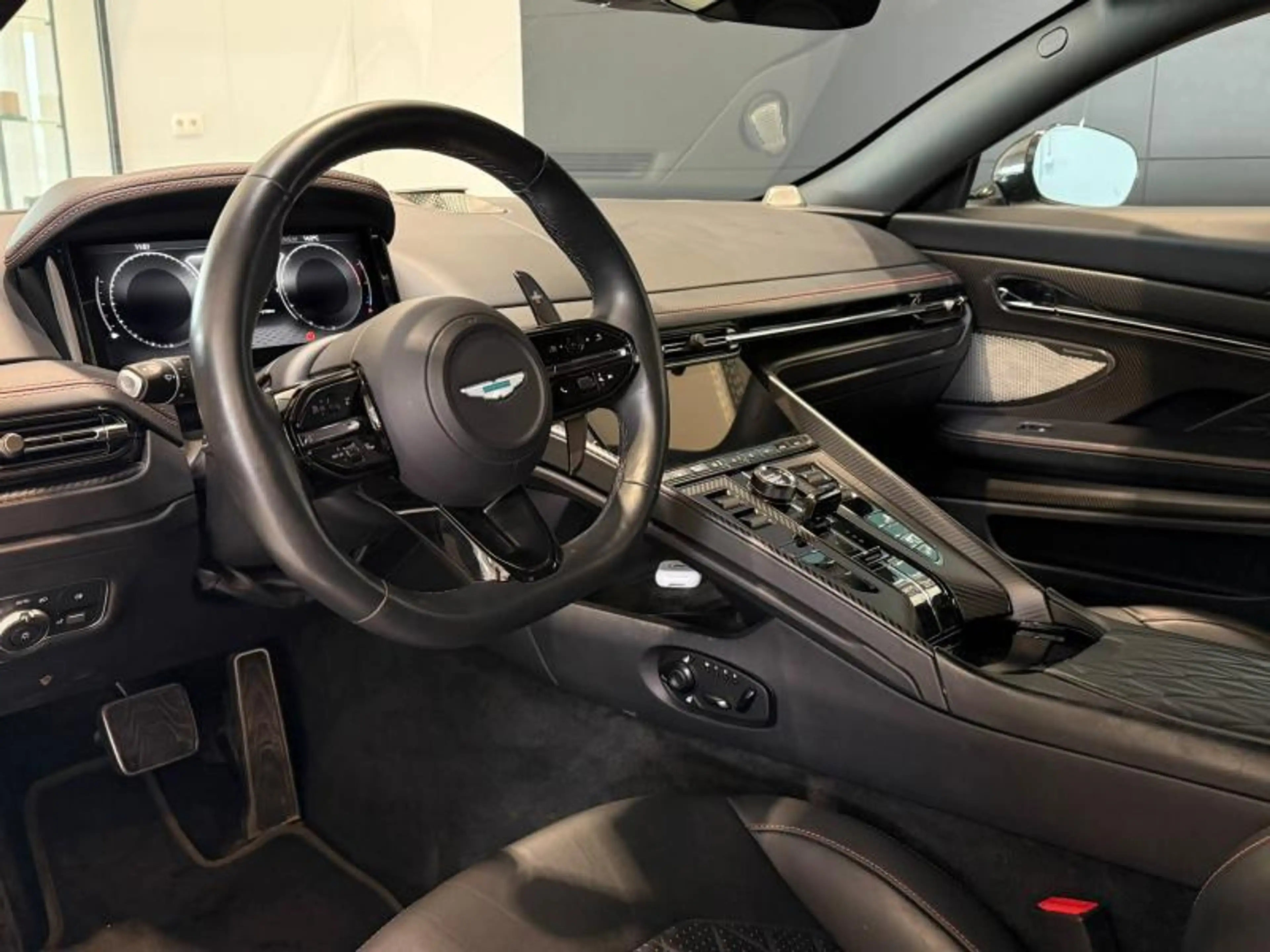 Aston Martin DB12 DB12 Coupe — photo 8