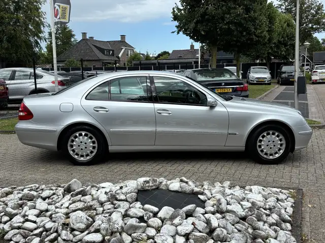 Mercedes-Benz E-Class view 4