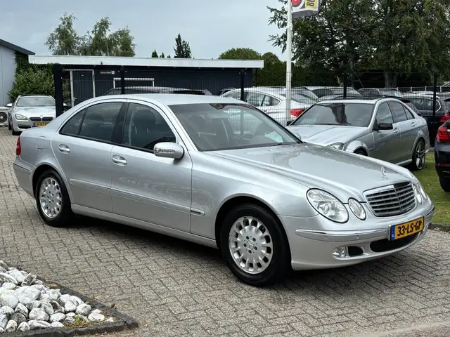 Mercedes-Benz E-Class view 3