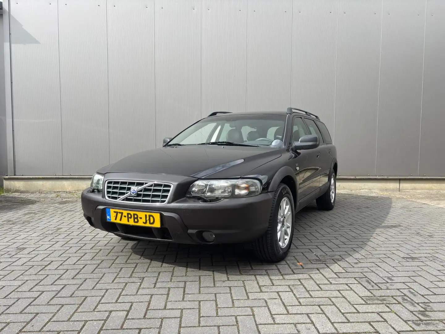Volvo XC70 2.4 D5 Comfort Line Zwart - 1