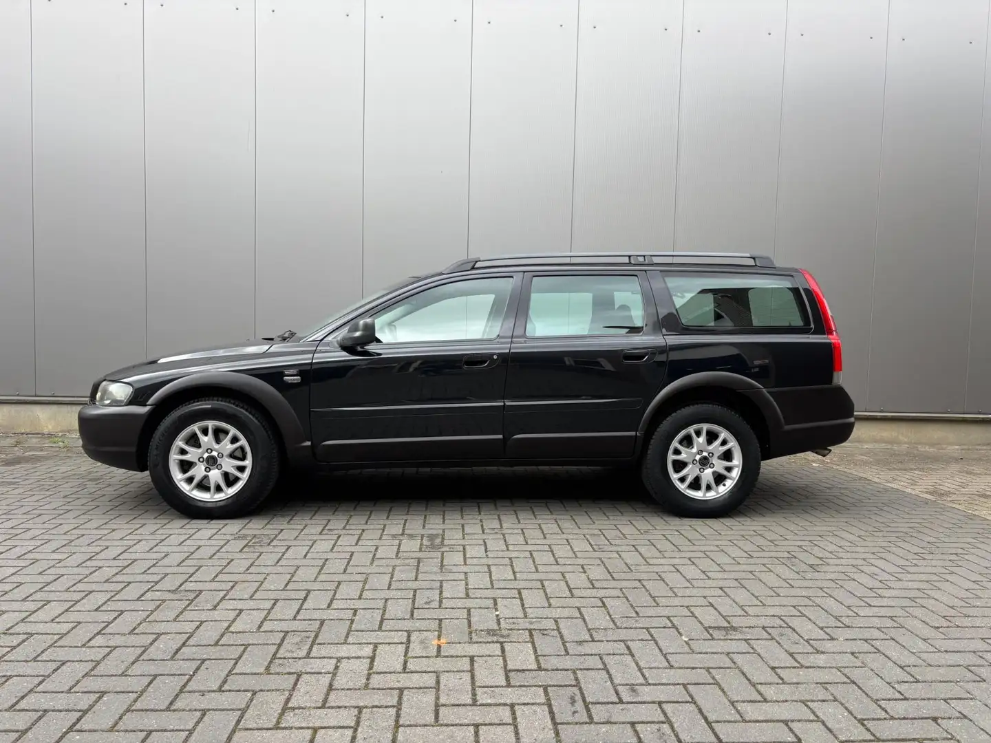 Volvo XC70 2.4 D5 Comfort Line Zwart - 2